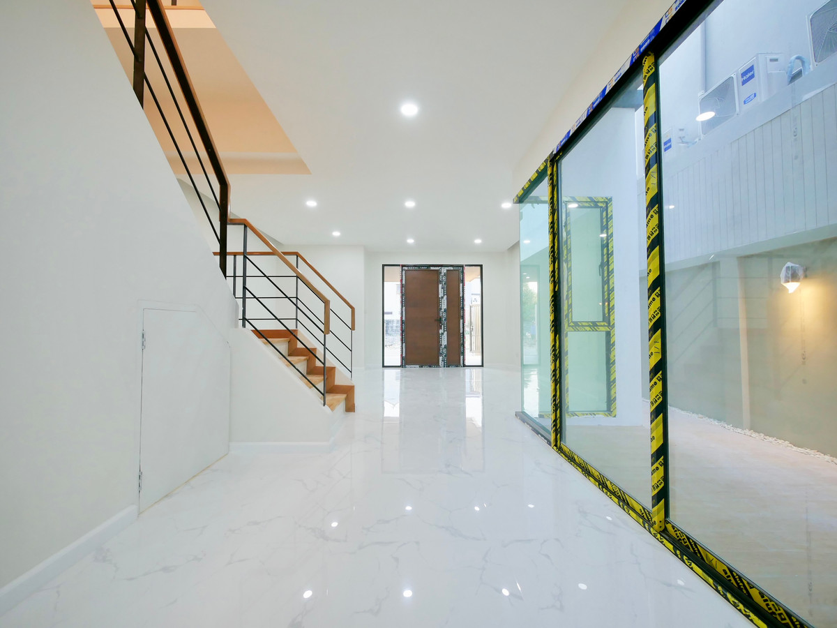 For SaleOnnut, Udomsuk : 2-storey semi-detached house for sale, newly built, 30 square meters, Soi Chaloem Phra Kiat 6, just 600 meters into the alley, 3 bedrooms, 3 bathrooms, completely newly built.