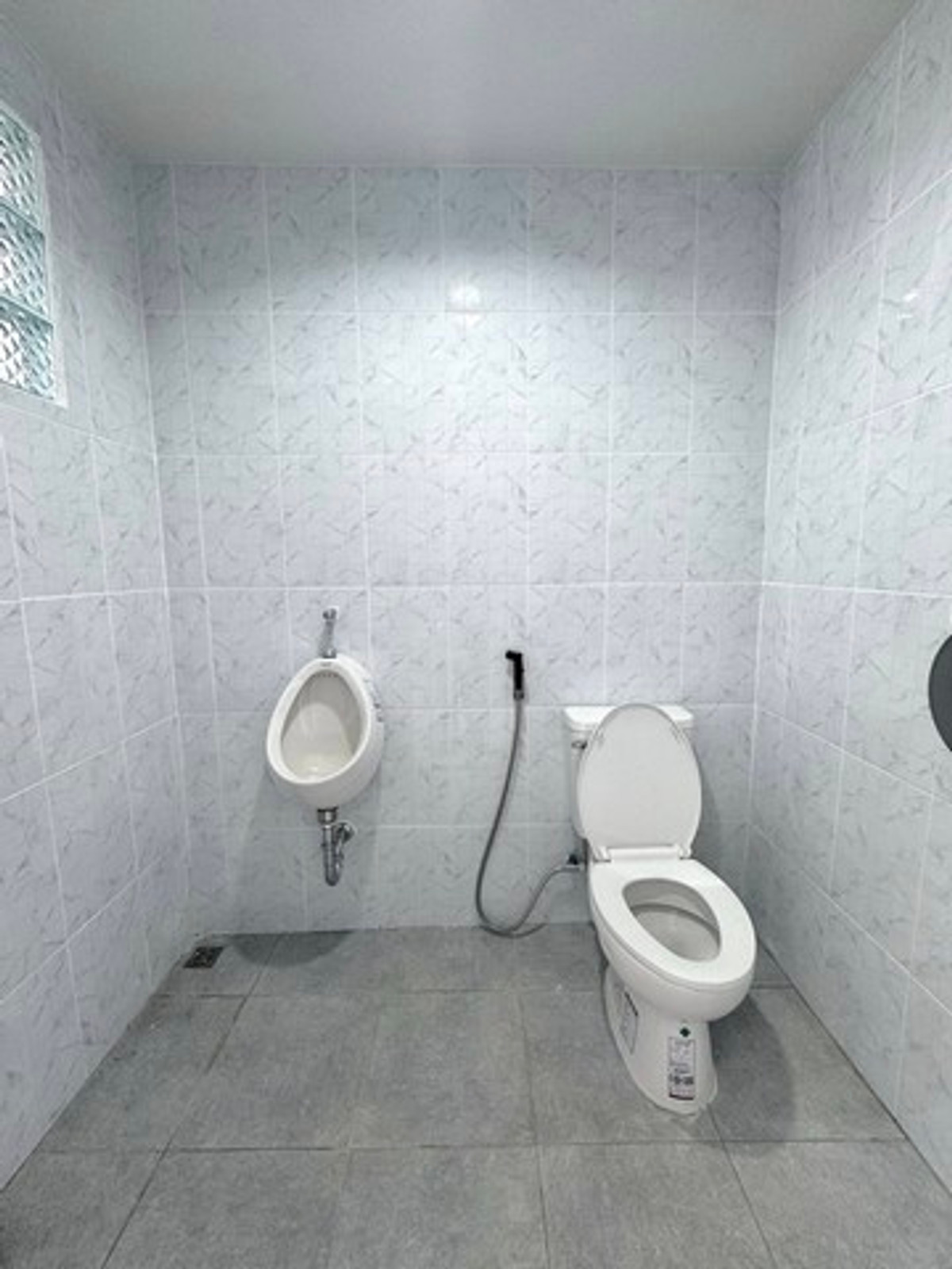 ให้เช่าอาคารพาณิชย์รัชดา ห้วยขวาง : HR3298ให้เช่าตึกแถวรีโนเวทใหม่ทั้งหลัง ทำเลทองใกล้สี่แยกเหม่งจ๋าย สวย ครบ พร้อมเข้าอยู่ ติดริมถนนใหญ่ เหมาะทั้งทำธุรกิจ คลินิก ออฟฟิศ หรืออยู่อาศัย