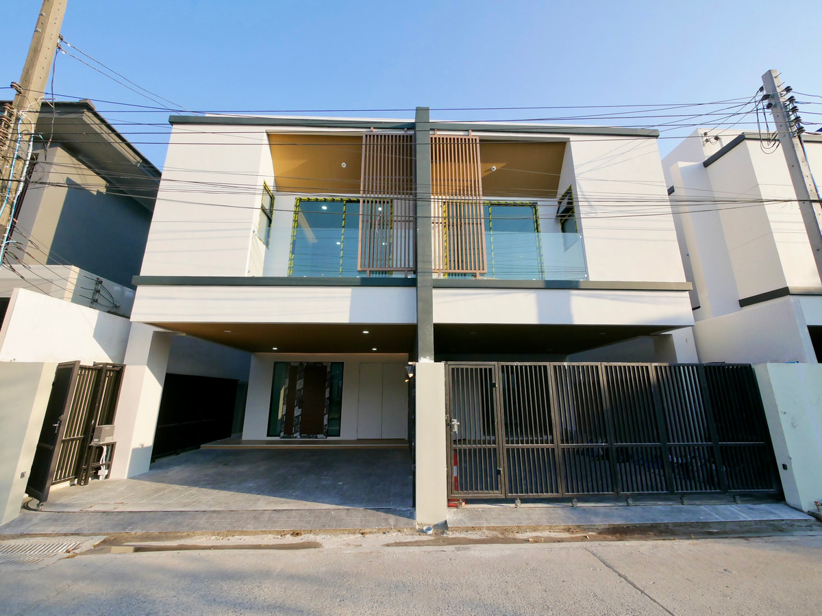 For SaleOnnut, Udomsuk : 2-storey semi-detached house for sale, newly built, 30 square meters, Soi Chaloem Phra Kiat 6, just 600 meters into the alley, 3 bedrooms, 3 bathrooms, completely newly built.