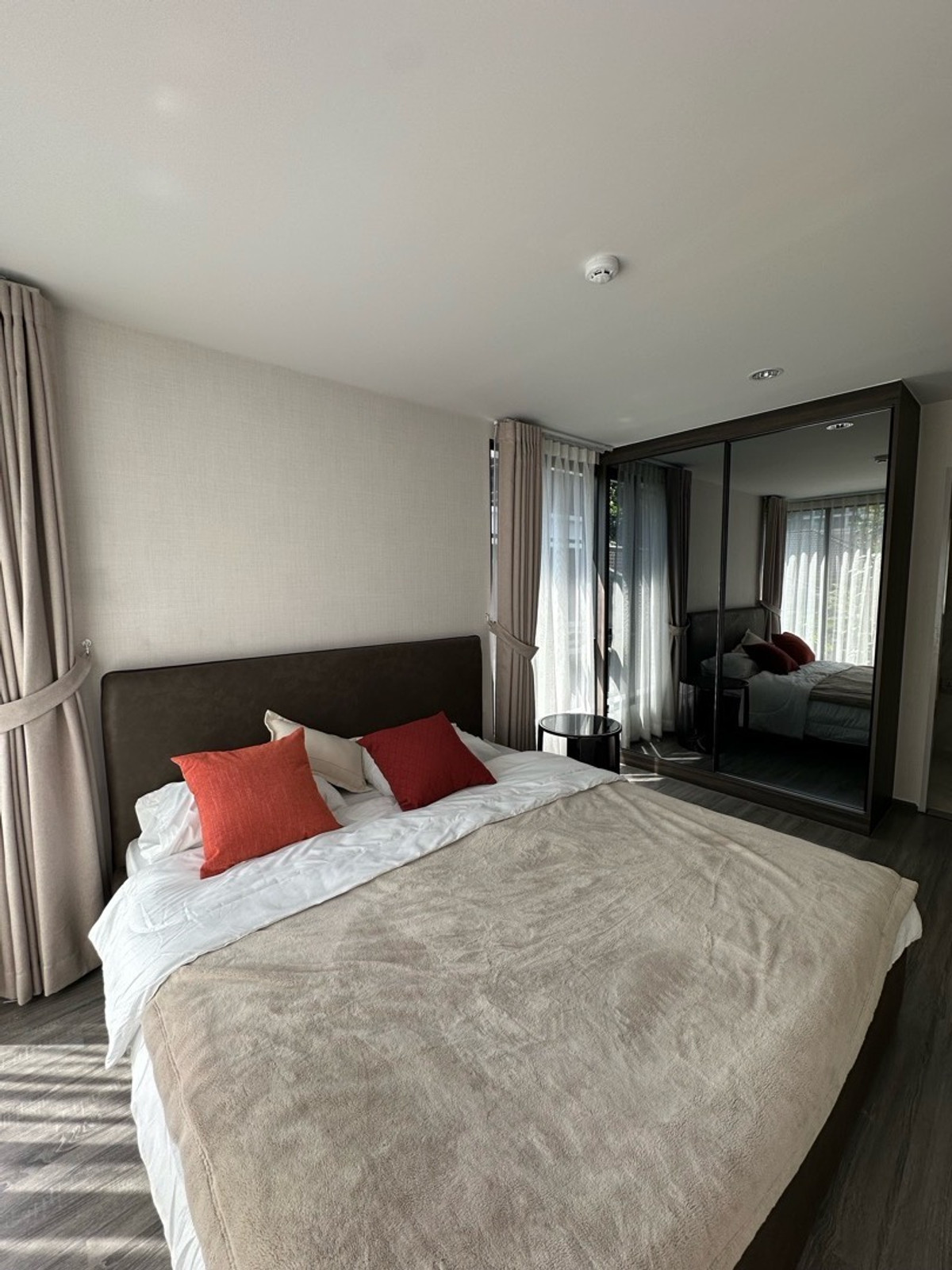 ให้เช่าคอนโดสุขุมวิท อโศก ทองหล่อ : พร้อมอยู่ 2 นอน 2 น้ำ 2 ที่จอด  ติด bts เอกมัย