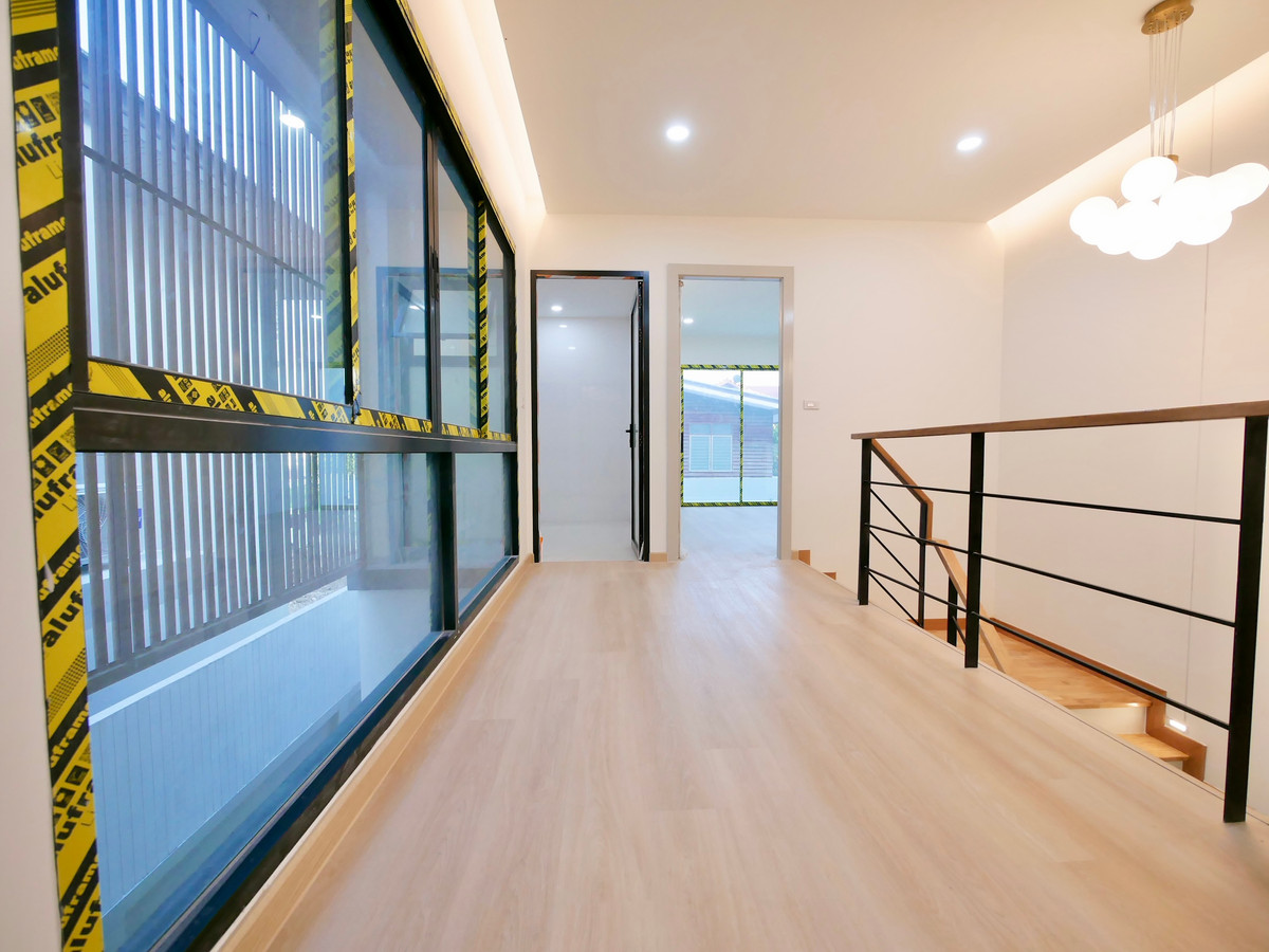 For SaleOnnut, Udomsuk : 2-storey semi-detached house for sale, newly built, 30 square meters, Soi Chaloem Phra Kiat 6, just 600 meters into the alley, 3 bedrooms, 3 bathrooms, completely newly built.