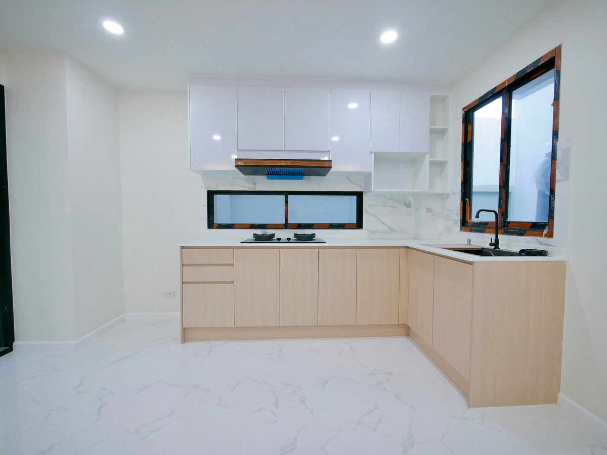 For SaleOnnut, Udomsuk : 2-storey semi-detached house for sale, newly built, 30 square meters, Soi Chaloem Phra Kiat 6, just 600 meters into the alley, 3 bedrooms, 3 bathrooms, completely newly built.