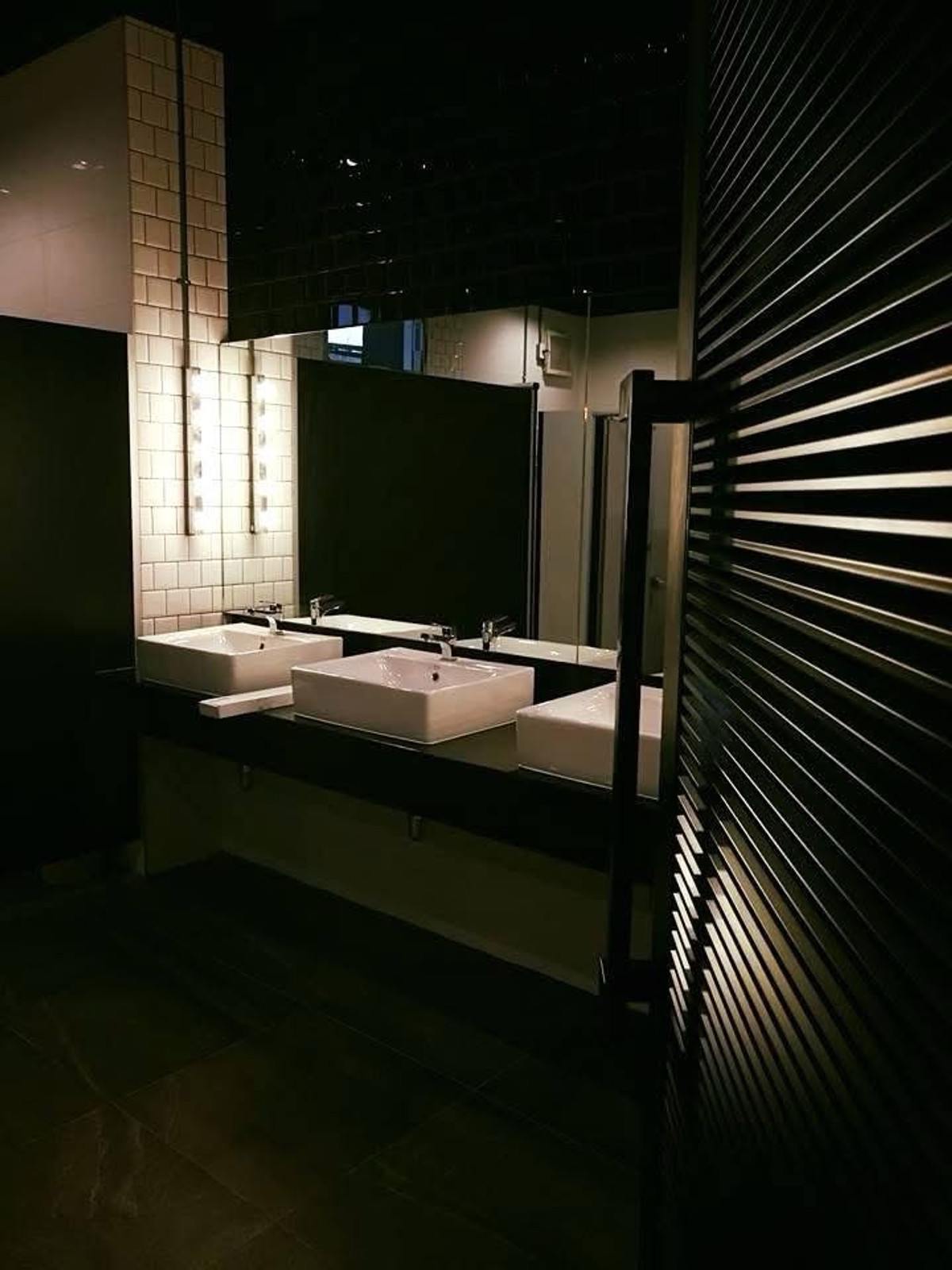 ให้เช่าสำนักงานสยาม จุฬา สามย่าน : ปล่อยเช่า ออฟฟิศ สำนักงาน 1,500 ตร.ม. SQ.M. ครีเอทีฟ @ จุฬา ถนนบรรทัดทอง MRT สามย่าน และ BTS สนามกีฬา ใกล้ สยาม พารากอน เดินทางสะดวก 