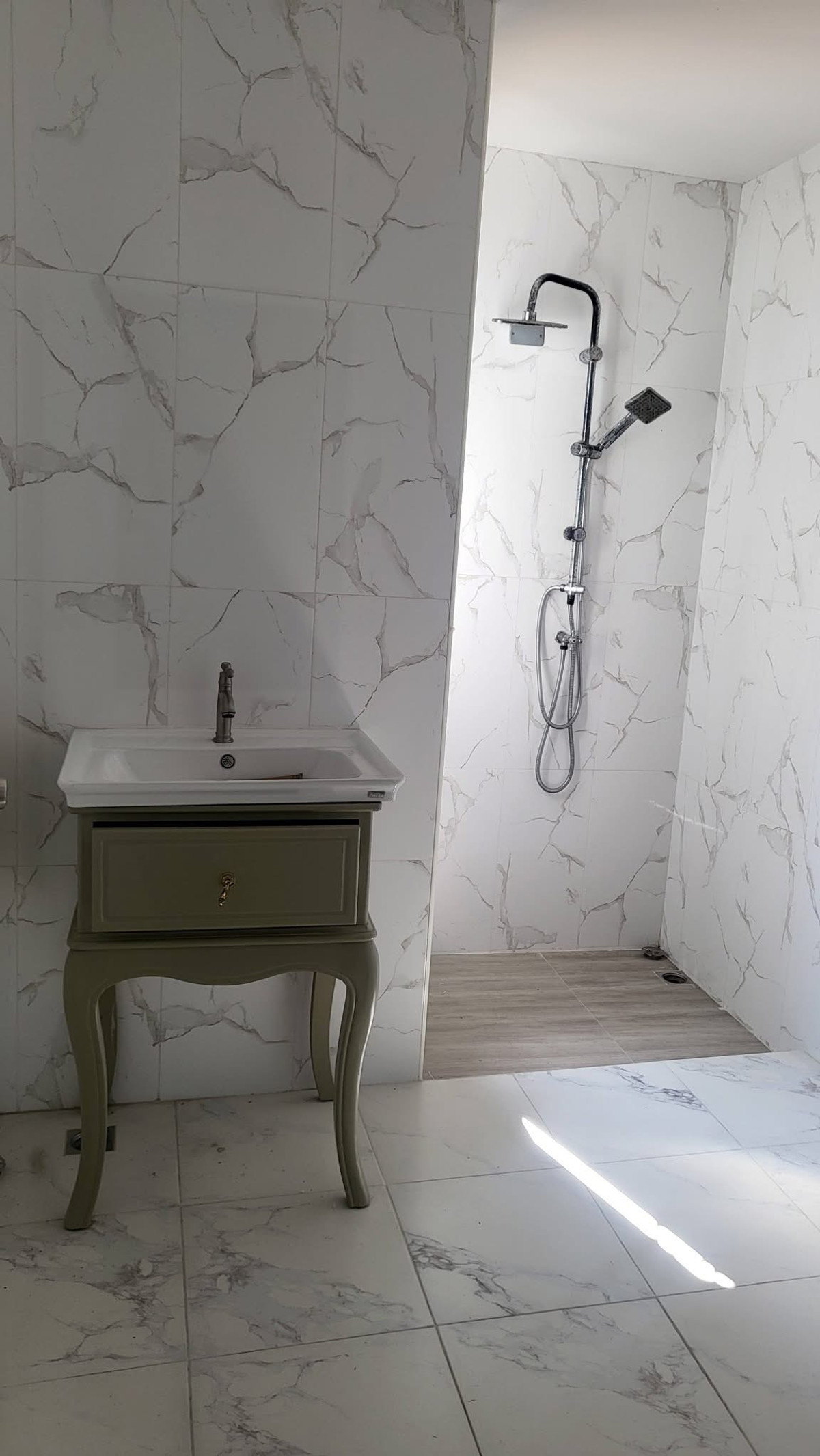 ให้เช่าโฮมออฟฟิศเลียบทางด่วนรามอินทรา : อาคาร4ชั้น ติดถนนเลียบด่วนเอกมัย-รามอินทรา ประดิษฐ์มนูธรรม120ตร.วา 1,000ตร.มจอดรถ20คัน