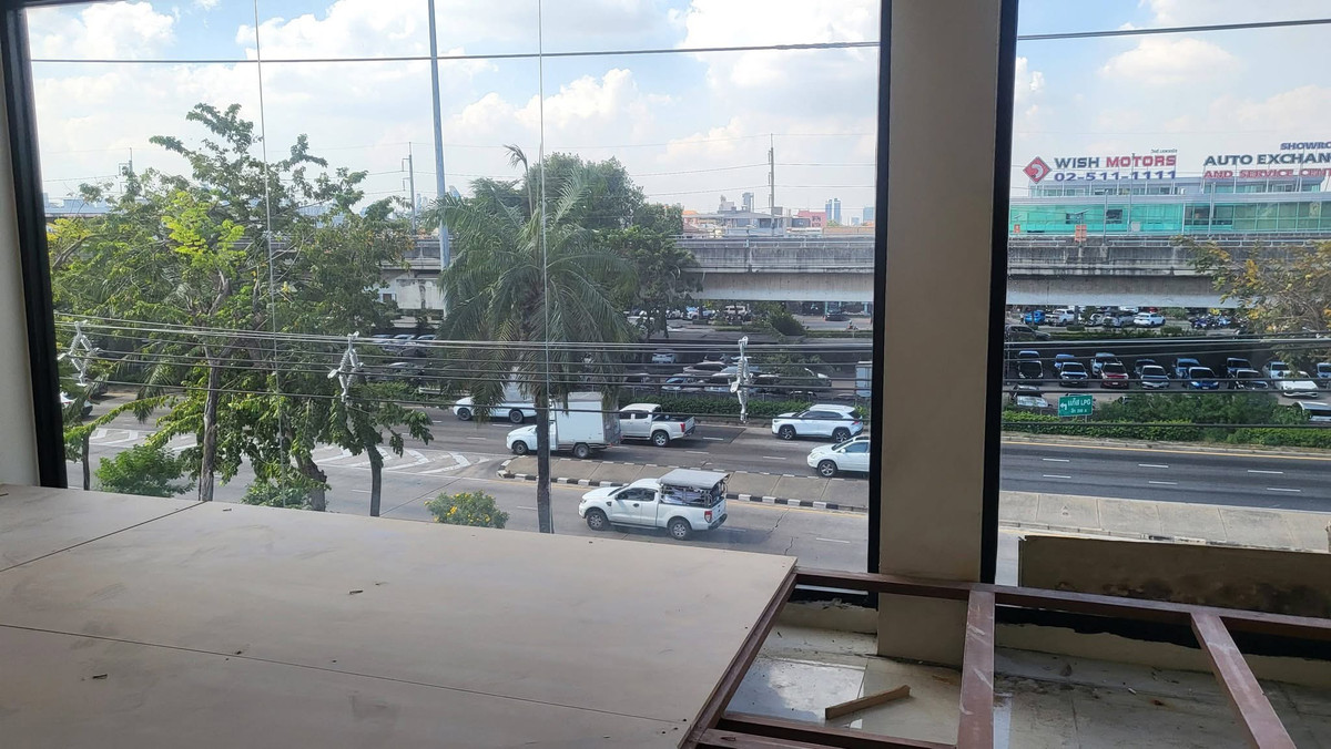 ให้เช่าโฮมออฟฟิศเลียบทางด่วนรามอินทรา : อาคาร4ชั้น ติดถนนเลียบด่วนเอกมัย-รามอินทรา ประดิษฐ์มนูธรรม120ตร.วา 1,000ตร.มจอดรถ20คัน