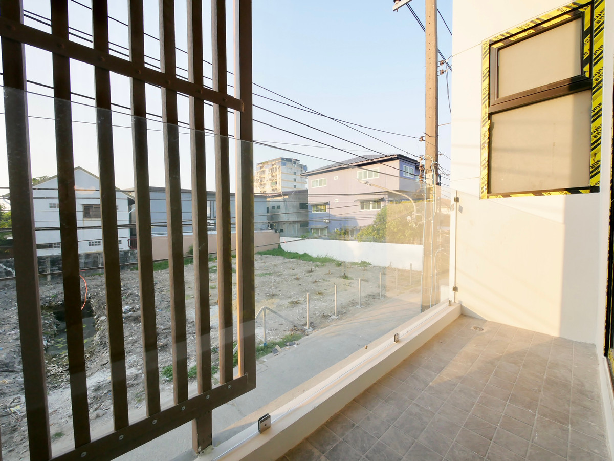 For SaleOnnut, Udomsuk : 2-storey semi-detached house for sale, newly built, 30 square meters, Soi Chaloem Phra Kiat 6, just 600 meters into the alley, 3 bedrooms, 3 bathrooms, completely newly built.