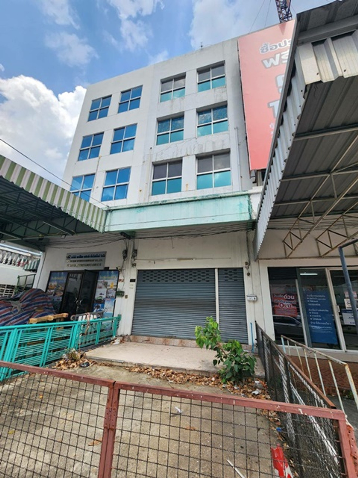 For RentShop HouseYothinpattana,CDC : The Mall Bangkapi 800m.MRT Lam Sali 900 m. Ladprao Road 117-121 Commercial building 3.5Storeys for r