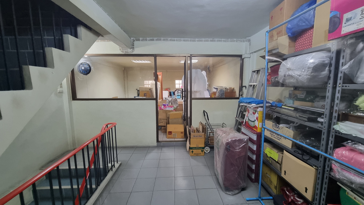 ขายอาคารพาณิชย์สาทร นราธิวาส : ขายด่วน ตึกแถว 4 ชั้น ทำเลสาทร – ถนนจันทน์ สะพาน 2 อาคารสภาพดี พร้อมเข้าอยู่ หรือทำธุรกิจได้ทันที