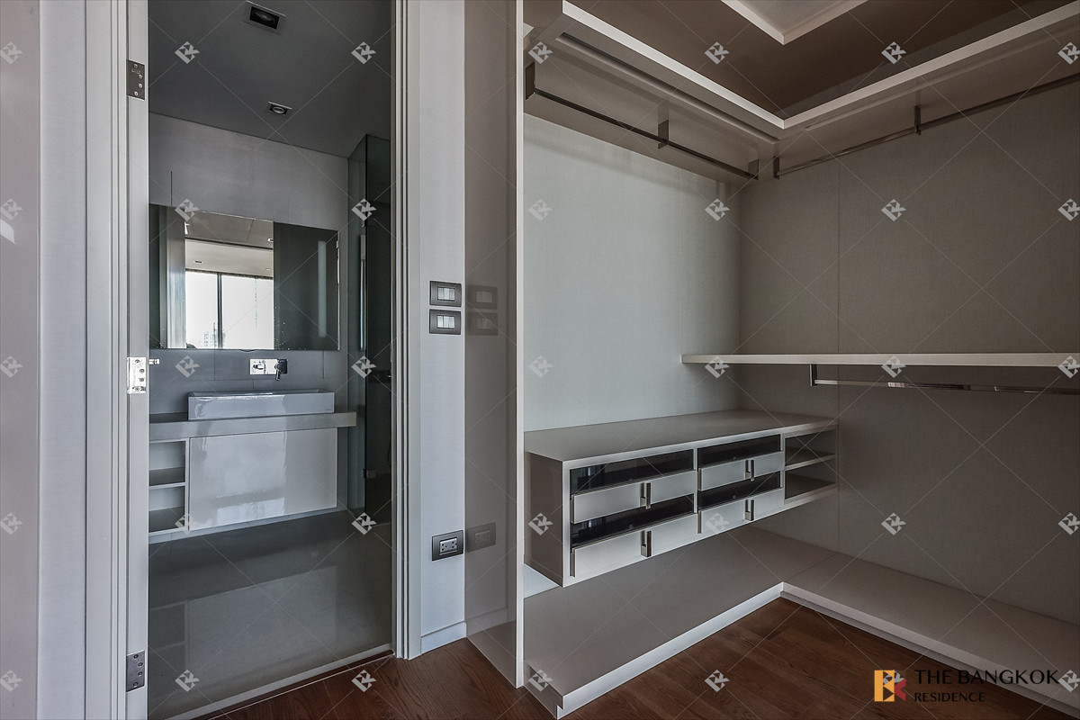 ขายคอนโดสาทร นราธิวาส : 🏙️ High-Floor Luxury Living - The Bangkok Sathorn near BTS Surasak