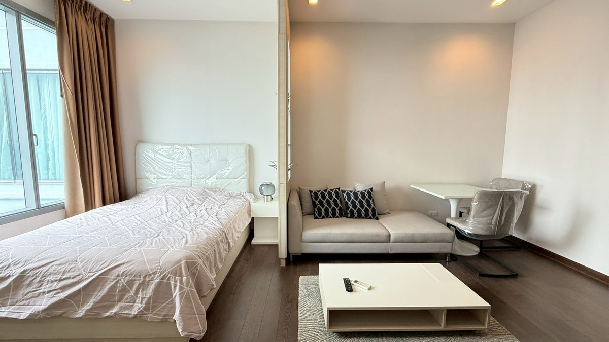 For SaleCondoRama9, Petchburi, RCA : Selling at a loss! Beautiful 1-bedroom condo, fully furnished, near the BTS Skytrain, ready to move in immediately.