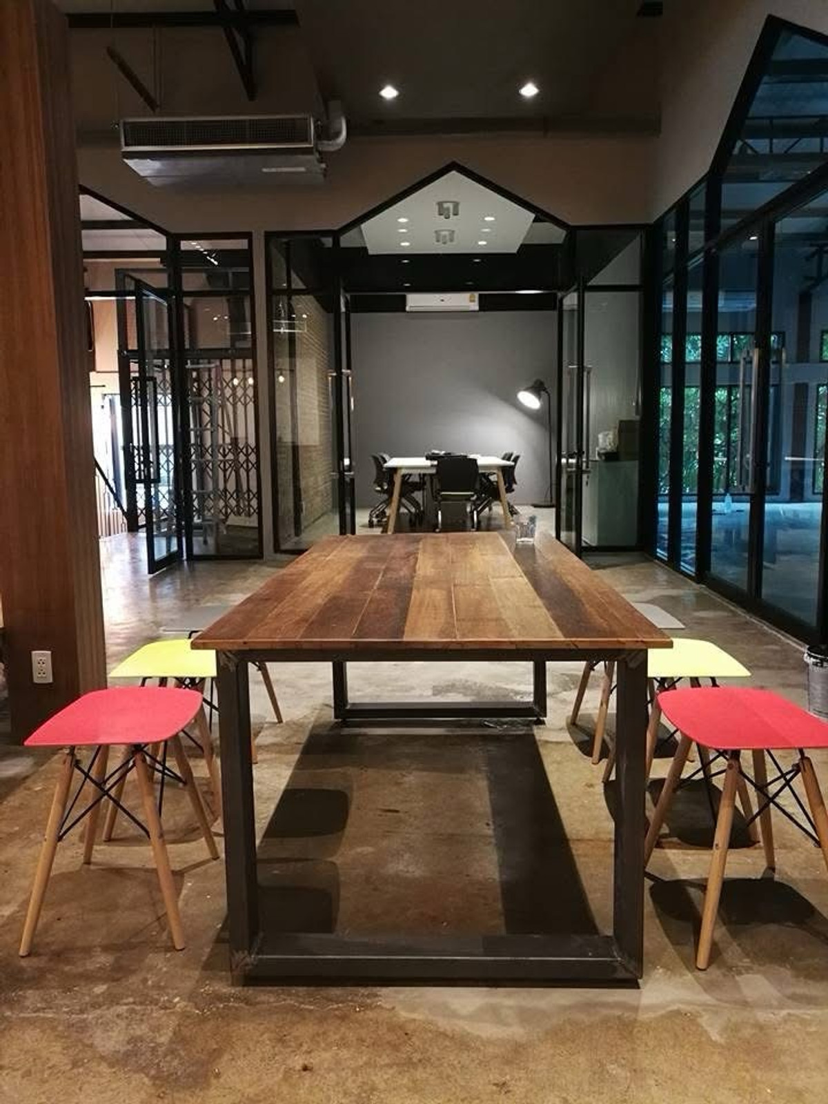 ให้เช่าสำนักงานสยาม จุฬา สามย่าน : ปล่อยเช่า ออฟฟิศ สำนักงาน 1,500 ตร.ม. SQ.M. ครีเอทีฟ @ จุฬา ถนนบรรทัดทอง MRT สามย่าน และ BTS สนามกีฬา ใกล้ สยาม พารากอน เดินทางสะดวก 