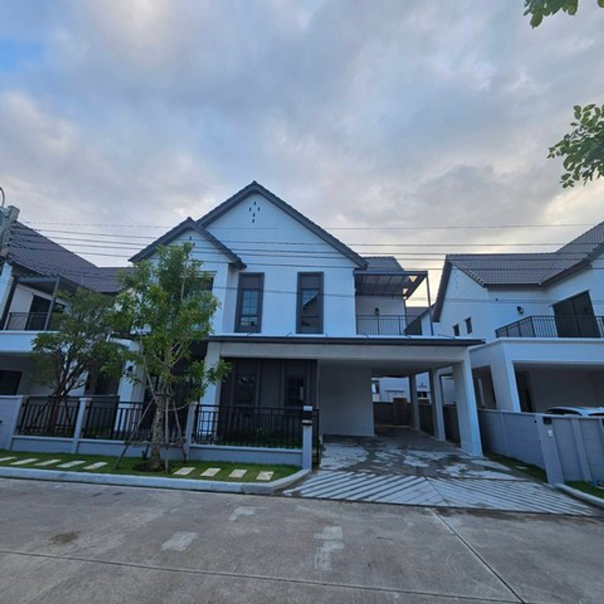 ให้เช่าบ้านบางนา แบริ่ง ลาซาล : HR3294หิ้วกระเป๋าเข้าอยู่ได้เลย! Centro Bangna บ้านเดี่ยว 300 ตร.ม. ฟรี WIFI + ดูแลสวน + กำจัดปลวกตลอดสัญญา