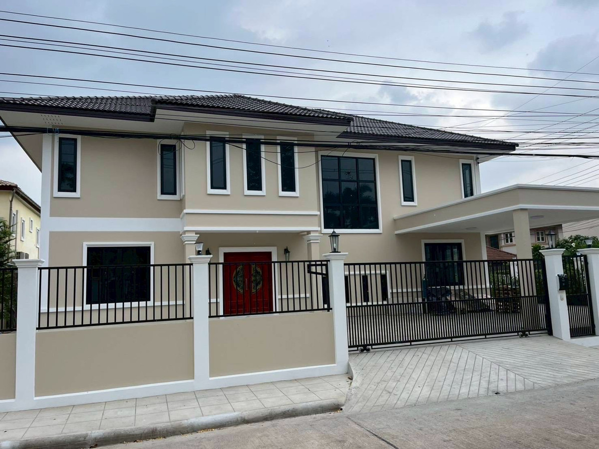 For SaleHousePathum Thani,Rangsit, Thammasat : Newly built detached house for sale, 422 sq m, near a golf course. Prime location near Srisamarn-Tiwanon Expressway. (Owner sells it himself)