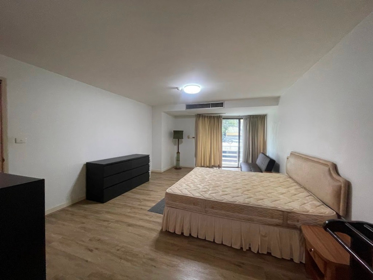 For SaleCondoSathorn, Narathiwat : Baan Pruksa Siri Suanplu Condo,  2nd Floor, Size 138 sqm, 3 bedrooms, 3 bathrooms  About 12-min walk to BTS Saladaeng