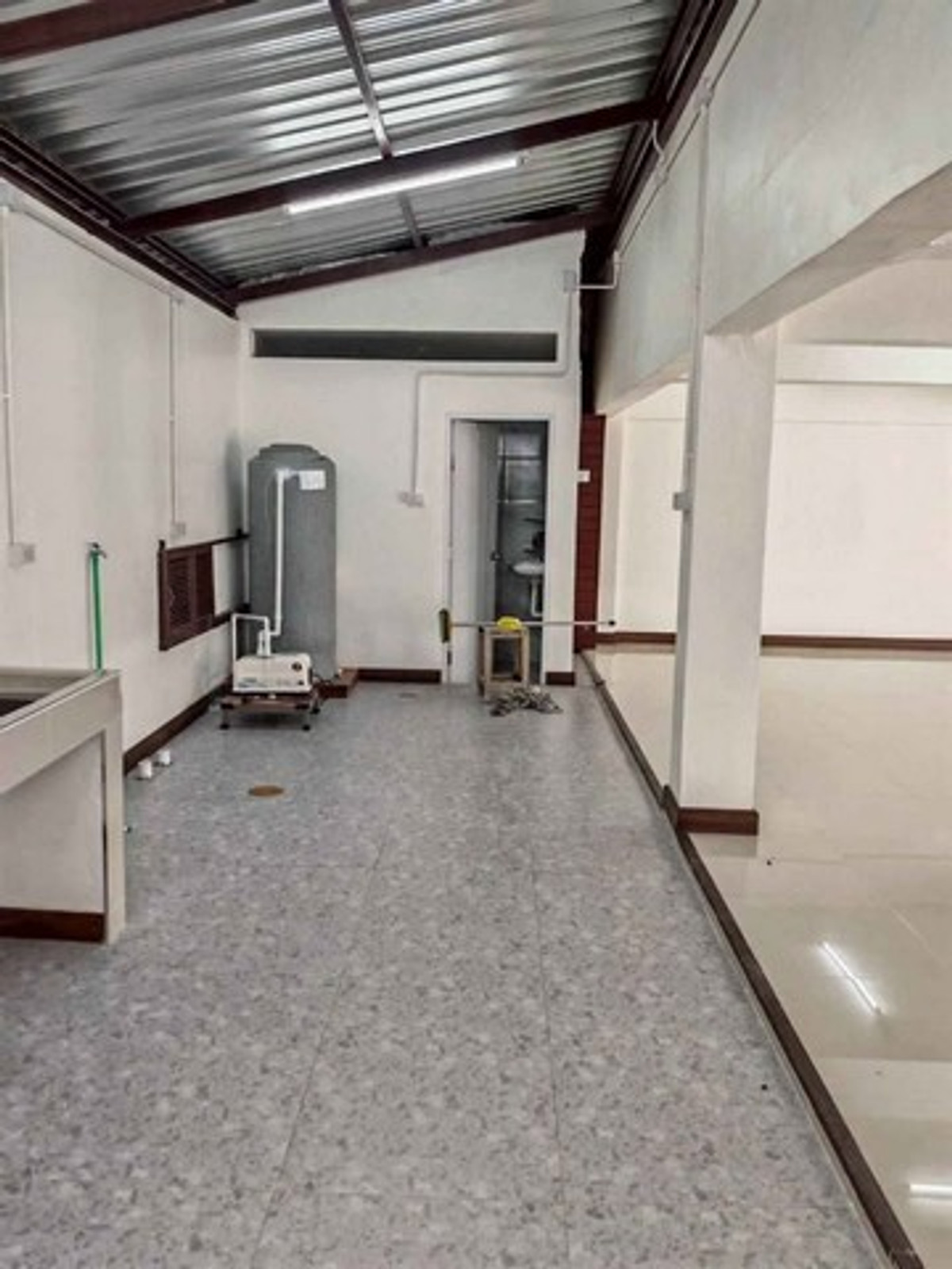 ให้เช่าอาคารพาณิชย์นวมินทร์ รามอินทรา : HR3299ให้เช่าอาคารแฝด 5 ชั้น รีโนเวทใหม่ หมู่บ้าน เอส พี วัชรพล ห้องหัวมุม พื้นที่กว้าง 2 ยูนิตเชื่อมถึงกัน คุ้มค่าเหมาะทำออฟฟิศ 