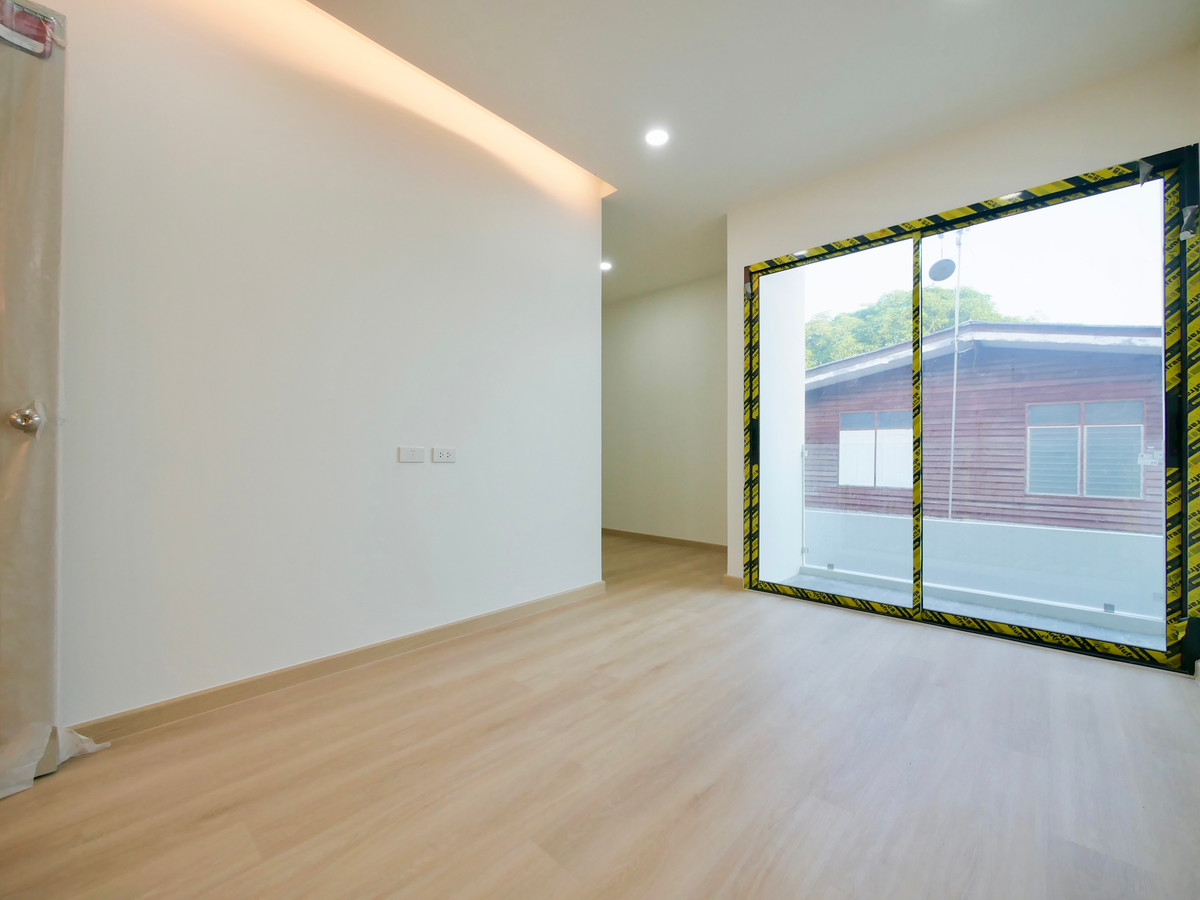 For SaleOnnut, Udomsuk : 2-storey semi-detached house for sale, newly built, 30 square meters, Soi Chaloem Phra Kiat 6, just 600 meters into the alley, 3 bedrooms, 3 bathrooms, completely newly built.