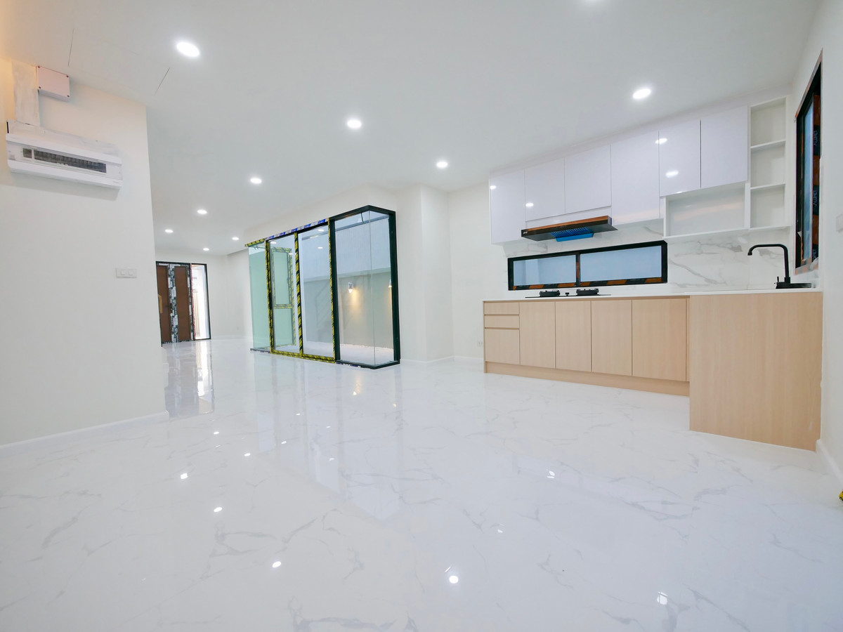 For SaleOnnut, Udomsuk : 2-storey semi-detached house for sale, newly built, 30 square meters, Soi Chaloem Phra Kiat 6, just 600 meters into the alley, 3 bedrooms, 3 bathrooms, completely newly built.