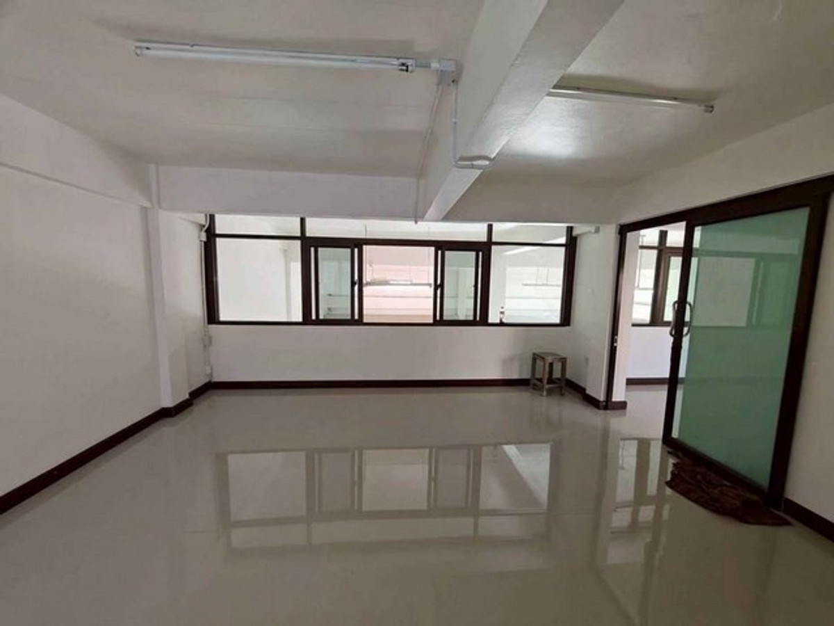 ให้เช่าอาคารพาณิชย์นวมินทร์ รามอินทรา : HR3299ให้เช่าอาคารแฝด 5 ชั้น รีโนเวทใหม่ หมู่บ้าน เอส พี วัชรพล ห้องหัวมุม พื้นที่กว้าง 2 ยูนิตเชื่อมถึงกัน คุ้มค่าเหมาะทำออฟฟิศ 