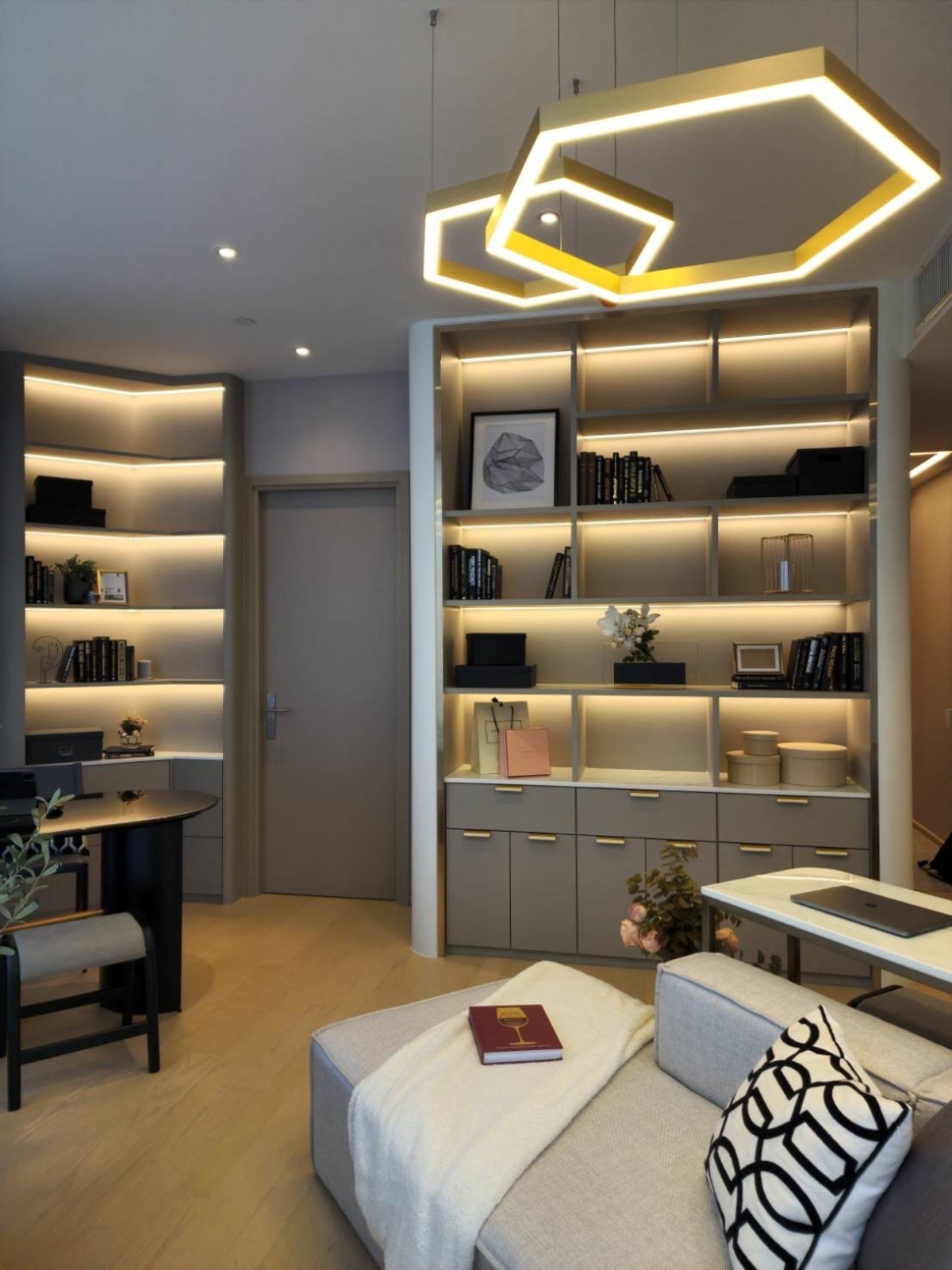 ให้เช่าคอนโดพระราม 9 เพชรบุรีตัดใหม่ RCA : ให้เช่า Ashton Asoke - Rama 9 ห้องสวยสภาพนางฟ้า! เฟอร์นิเจอร์ครบจบที่เดียว 2 นอน 66 ตรม. พร้อมเข้าอยู่