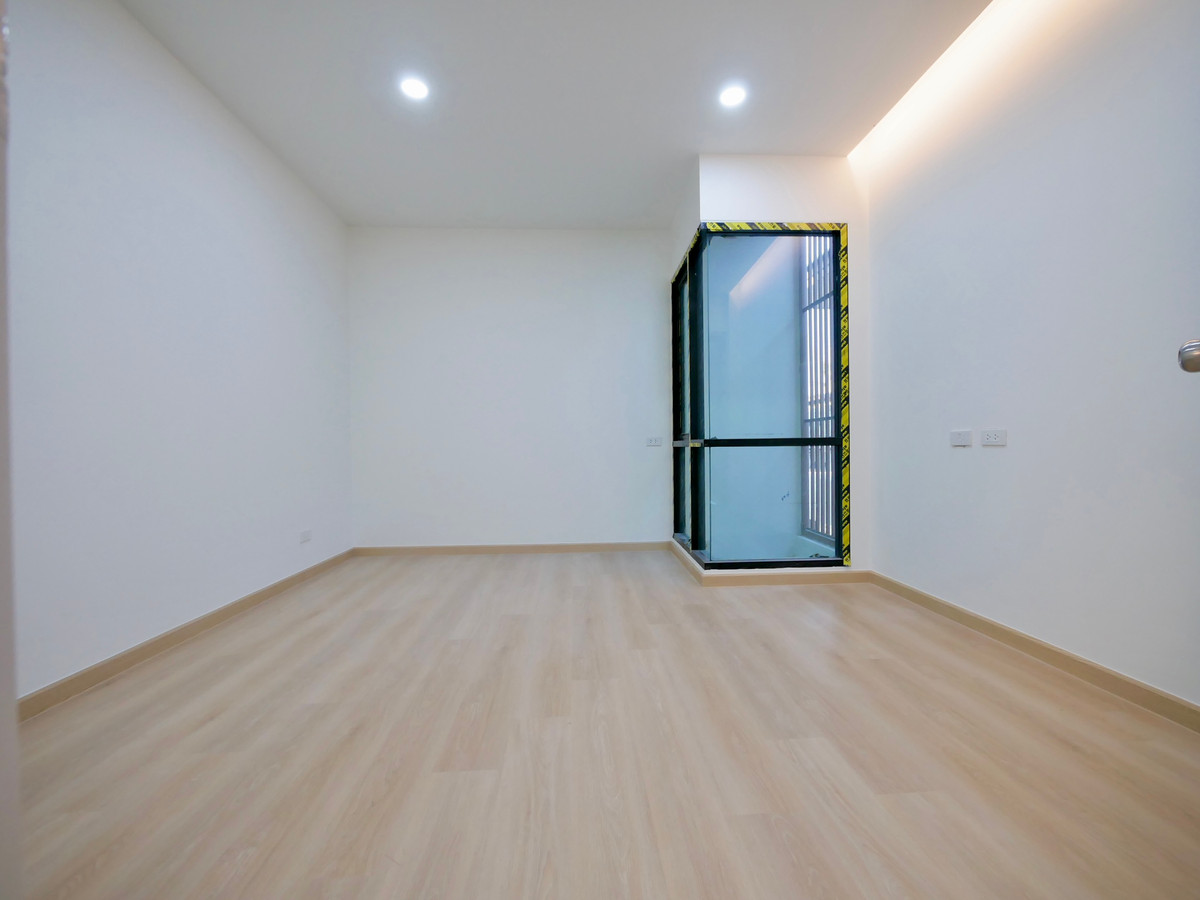 For SaleOnnut, Udomsuk : 2-storey semi-detached house for sale, newly built, 30 square meters, Soi Chaloem Phra Kiat 6, just 600 meters into the alley, 3 bedrooms, 3 bathrooms, completely newly built.