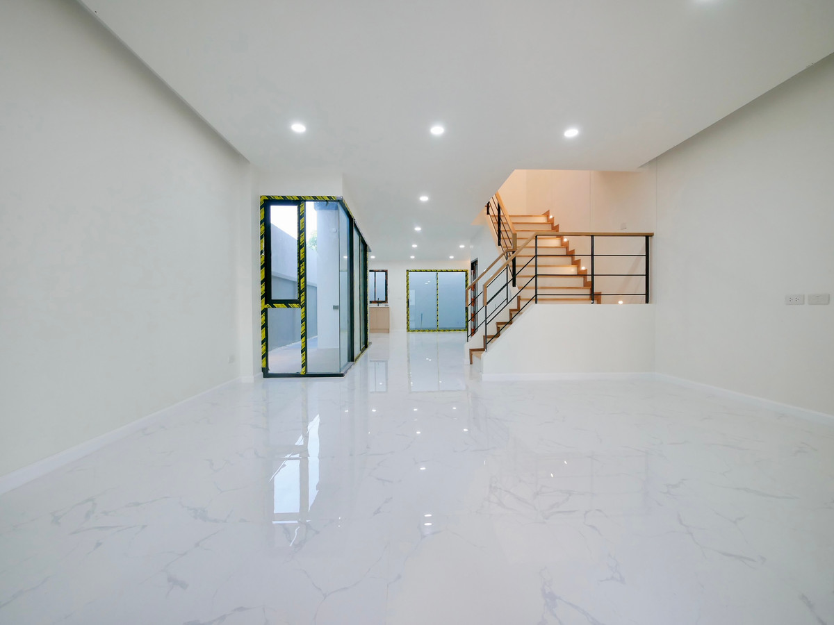 For SaleOnnut, Udomsuk : 2-storey semi-detached house for sale, newly built, 30 square meters, Soi Chaloem Phra Kiat 6, just 600 meters into the alley, 3 bedrooms, 3 bathrooms, completely newly built.