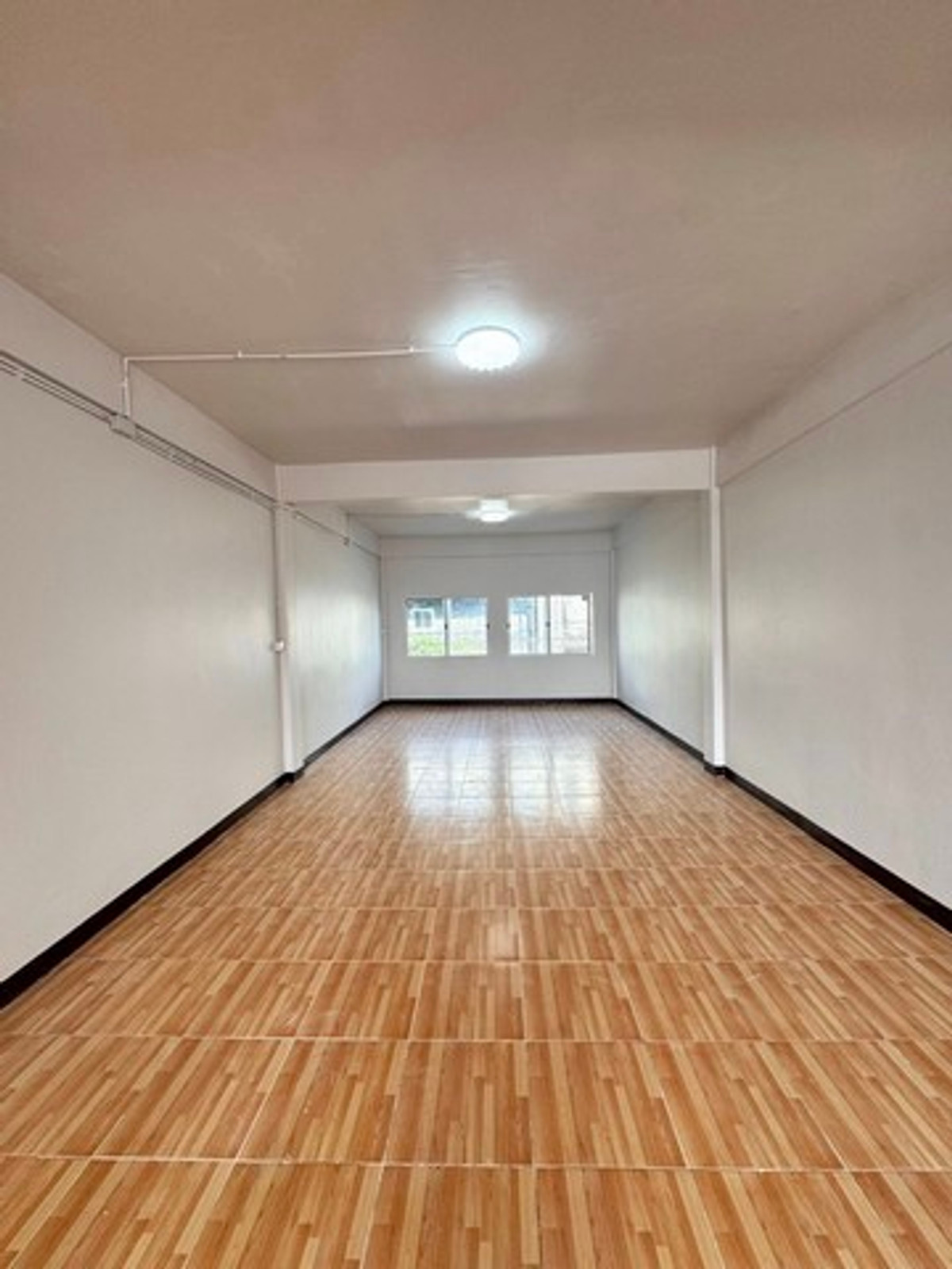 ให้เช่าอาคารพาณิชย์รัชดา ห้วยขวาง : HR3298ให้เช่าตึกแถวรีโนเวทใหม่ทั้งหลัง ทำเลทองใกล้สี่แยกเหม่งจ๋าย สวย ครบ พร้อมเข้าอยู่ ติดริมถนนใหญ่ เหมาะทั้งทำธุรกิจ คลินิก ออฟฟิศ หรืออยู่อาศัย