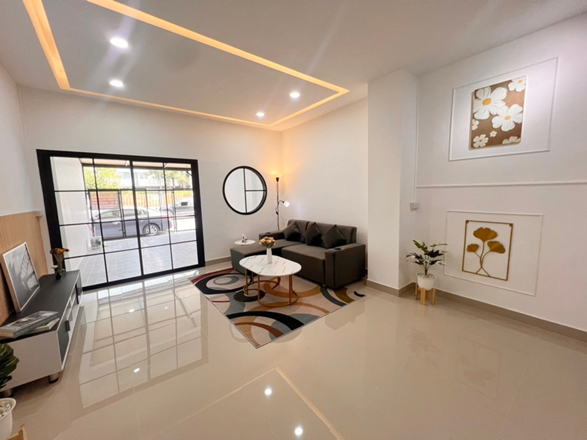 ขายทาวน์โฮมมีนบุรี-ร่มเกล้า : ขายทาวน์เฮ้าส์ 3 ชั้น ซอยมิสทีน  มบ.ศิรินเทพ 9 ถนนเมน มี 4 ห้องนอน 3 ห้องน้ำ 1 ห้องครัว ที่จอดรถ 1 คัน รีโนเวท 2,500,000 บาท สนใจติดต่อ 085-550-1599