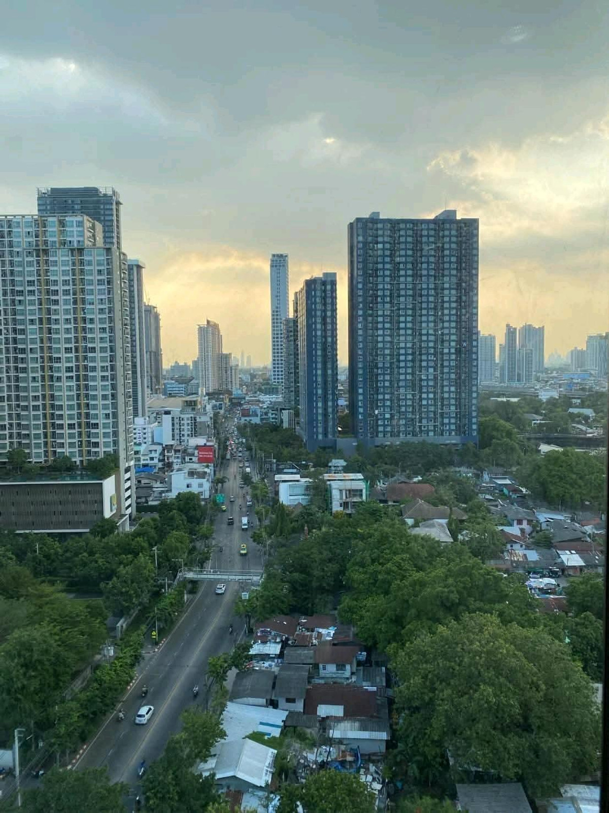 For RentCondoOnnut, Udomsuk : 🍃 Condo, good location, Soi On Nut 3, near food sources and department stores, convenient travel ✨