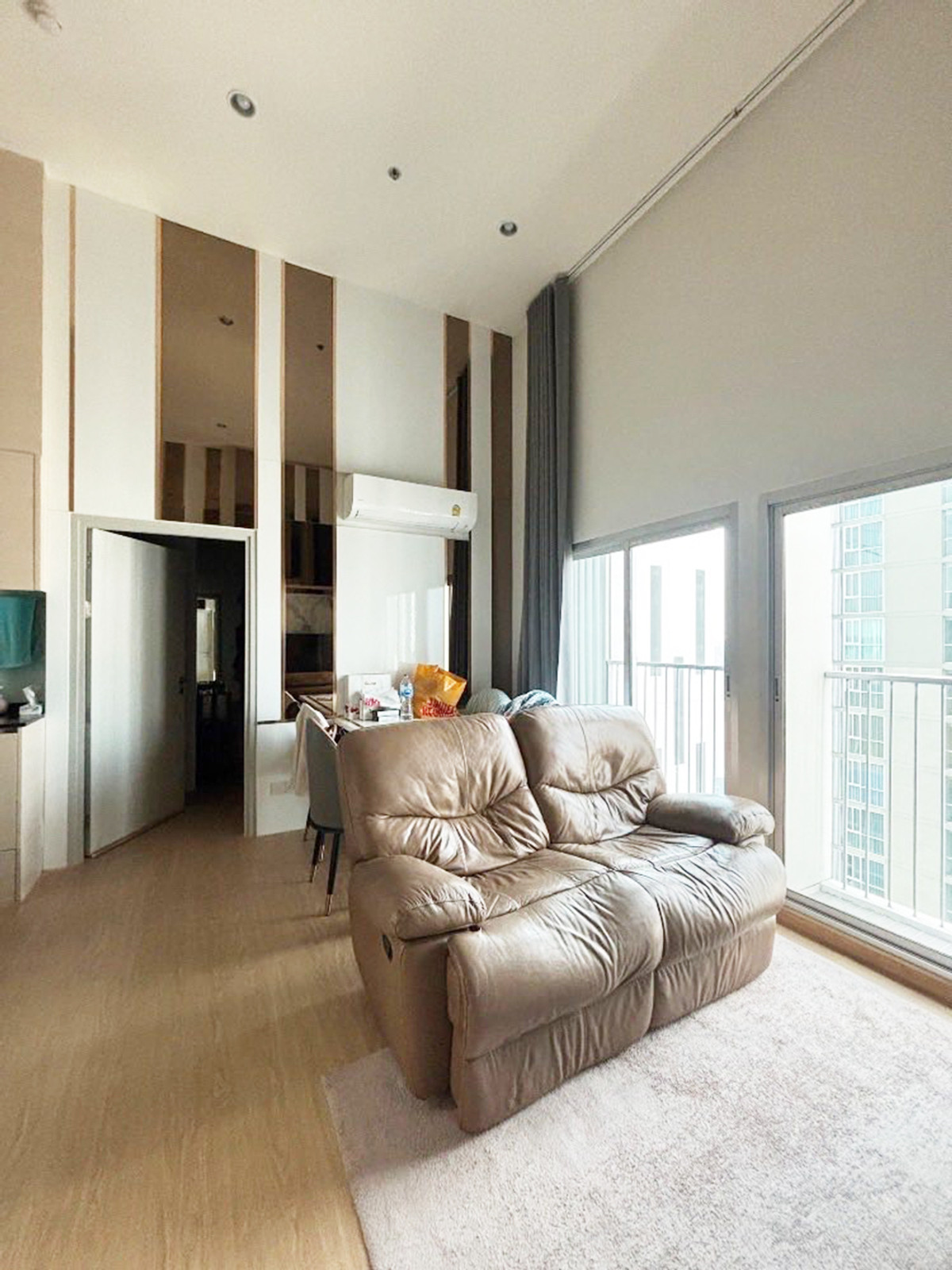 For RentCondoRatchadapisek, Huaikwang, Suttisan : 𝐉𝐘-𝐑𝟑𝟕𝟑𝟔 - 𝐅𝐨𝐫 𝐑𝐞𝐧𝐭: 𝐍𝐨𝐛𝐥𝐞 𝐑𝐞𝐯𝐨𝐥𝐯𝐞 𝐑𝐚𝐭𝐜𝐡𝐚𝐝𝐚, 𝟓𝟐 𝐬𝐪.𝐦., 𝟐 𝐁𝐞𝐝𝐫𝐨𝐨𝐦 𝐏𝐞𝐧𝐭𝐡𝐨𝐮𝐬𝐞, 𝐧𝐞𝐚𝐫 𝐌𝐑𝐓