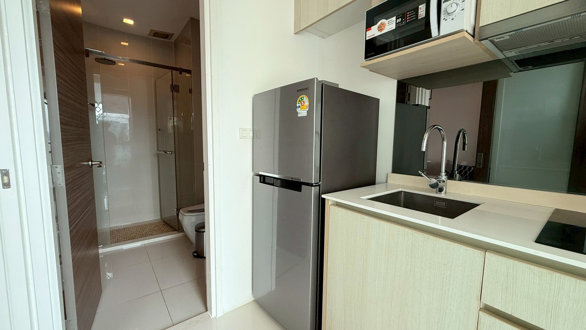 For SaleCondoRama9, Petchburi, RCA : Selling at a loss! Beautiful 1-bedroom condo, fully furnished, near the BTS Skytrain, ready to move in immediately.