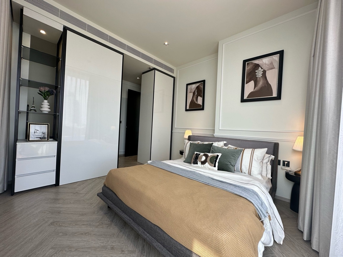 CondoWongwianyai, Charoennakor : Luxury Riverside Residence with Private Lift | 2 Bedrooms | 75 SQ.M. 2 Parking