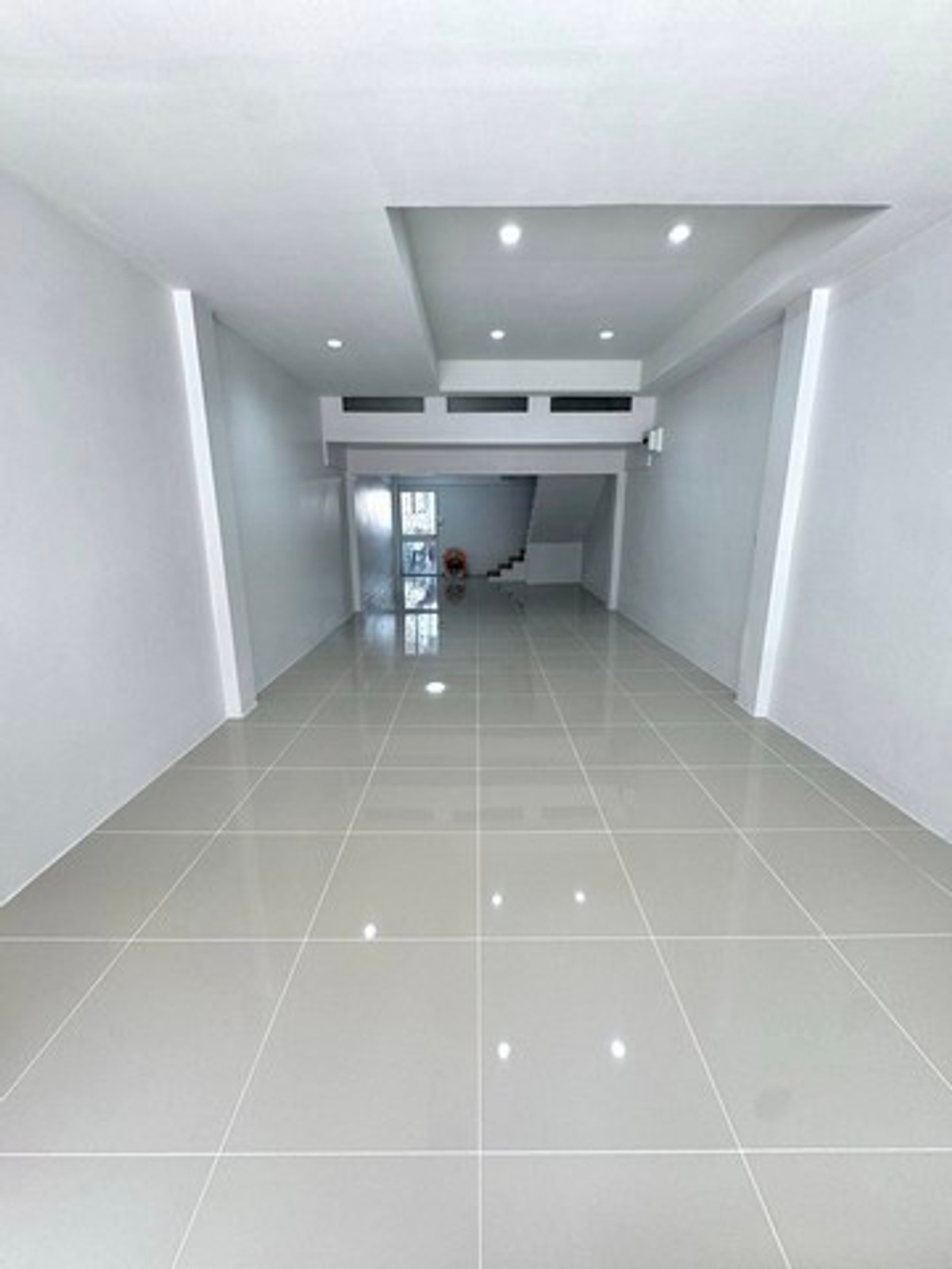 ให้เช่าอาคารพาณิชย์รัชดา ห้วยขวาง : HR3298ให้เช่าตึกแถวรีโนเวทใหม่ทั้งหลัง ทำเลทองใกล้สี่แยกเหม่งจ๋าย สวย ครบ พร้อมเข้าอยู่ ติดริมถนนใหญ่ เหมาะทั้งทำธุรกิจ คลินิก ออฟฟิศ หรืออยู่อาศัย