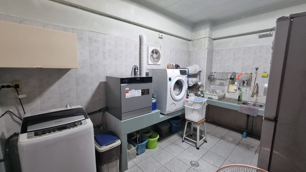 ขายอาคารพาณิชย์สาทร นราธิวาส : ขายด่วน ตึกแถว 4 ชั้น ทำเลสาทร – ถนนจันทน์ สะพาน 2 อาคารสภาพดี พร้อมเข้าอยู่ หรือทำธุรกิจได้ทันที