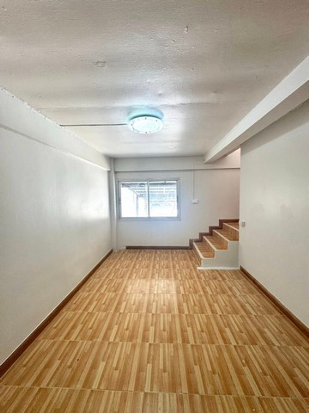 ให้เช่าอาคารพาณิชย์รัชดา ห้วยขวาง : HR3298ให้เช่าตึกแถวรีโนเวทใหม่ทั้งหลัง ทำเลทองใกล้สี่แยกเหม่งจ๋าย สวย ครบ พร้อมเข้าอยู่ ติดริมถนนใหญ่ เหมาะทั้งทำธุรกิจ คลินิก ออฟฟิศ หรืออยู่อาศัย