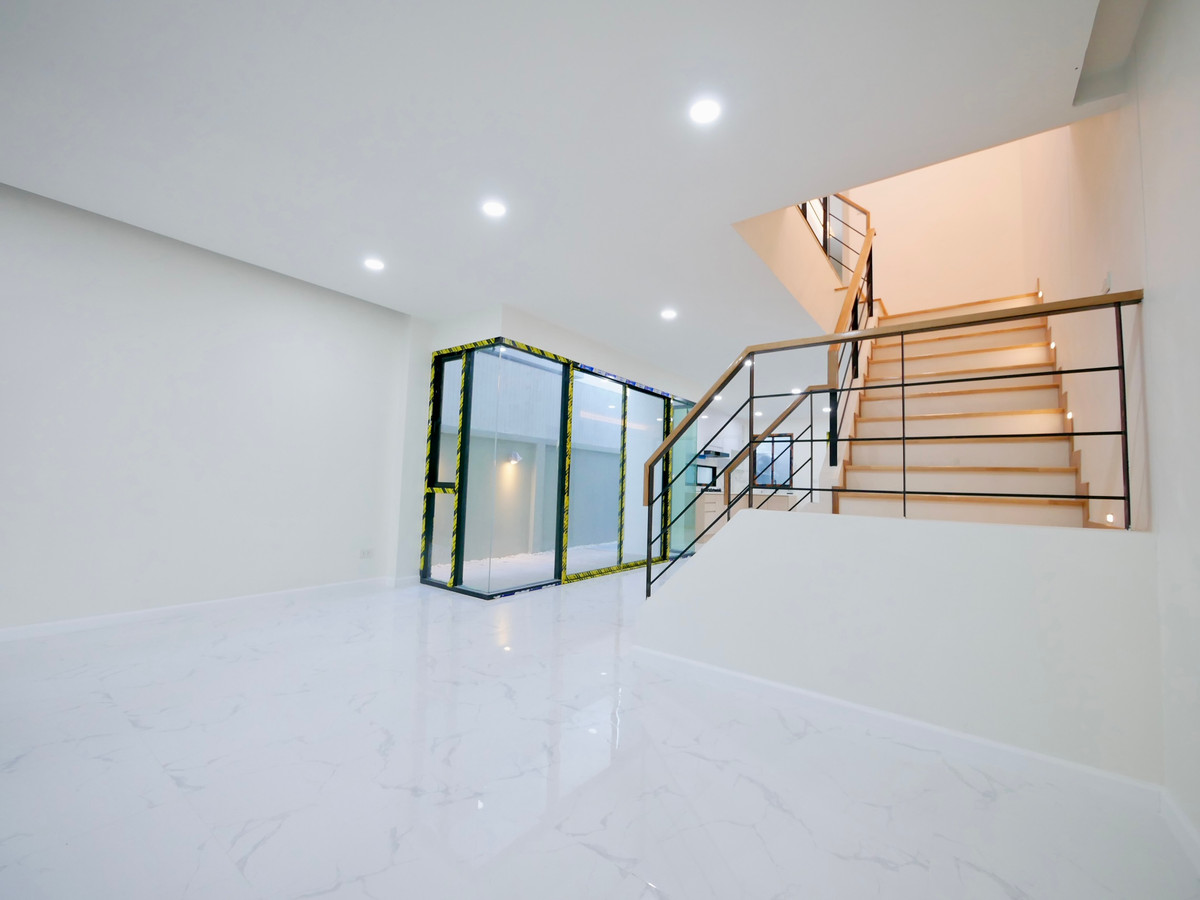 For SaleOnnut, Udomsuk : 2-storey semi-detached house for sale, newly built, 30 square meters, Soi Chaloem Phra Kiat 6, just 600 meters into the alley, 3 bedrooms, 3 bathrooms, completely newly built.