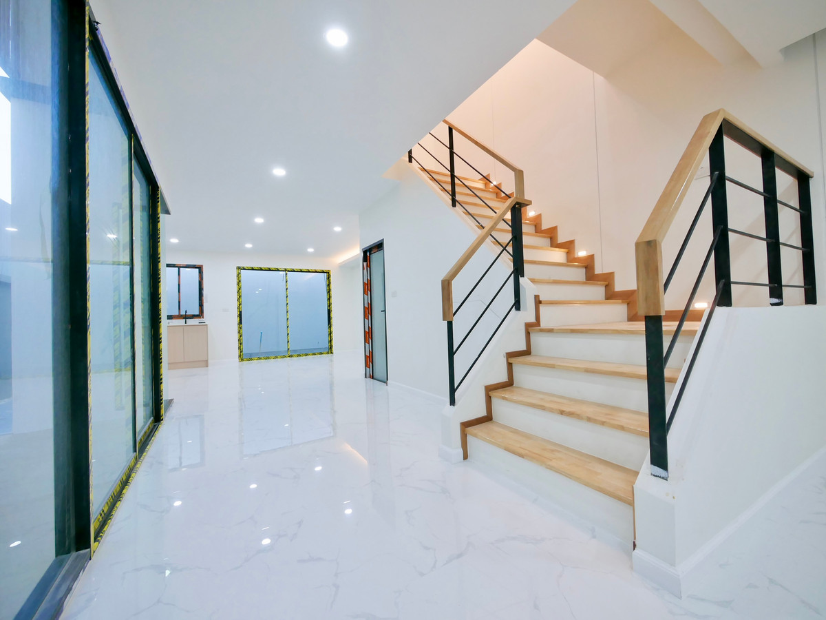 For SaleOnnut, Udomsuk : 2-storey semi-detached house for sale, newly built, 30 square meters, Soi Chaloem Phra Kiat 6, just 600 meters into the alley, 3 bedrooms, 3 bathrooms, completely newly built.