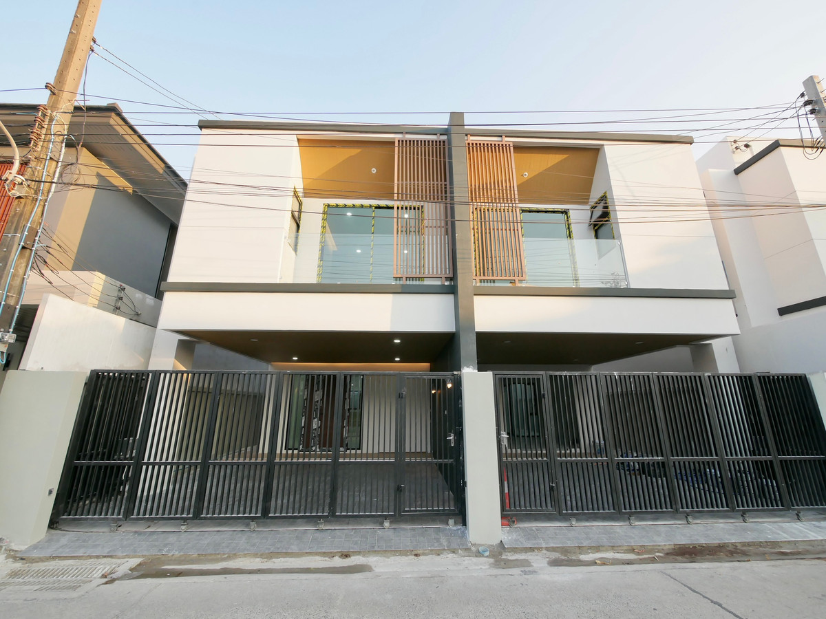 For SaleOnnut, Udomsuk : 2-storey semi-detached house for sale, newly built, 30 square meters, Soi Chaloem Phra Kiat 6, just 600 meters into the alley, 3 bedrooms, 3 bathrooms, completely newly built.