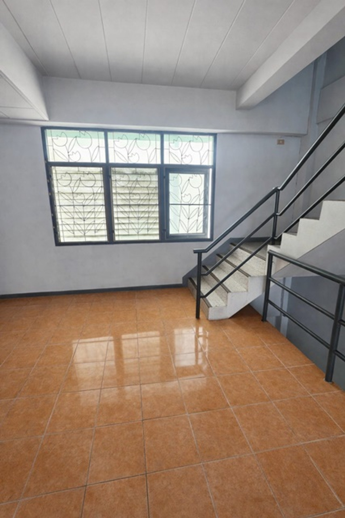 For RentShop HouseYothinpattana,CDC : The Mall Bangkapi 800m.MRT Lam Sali 900 m. Ladprao Road 117-121 Commercial building 3.5Storeys for r