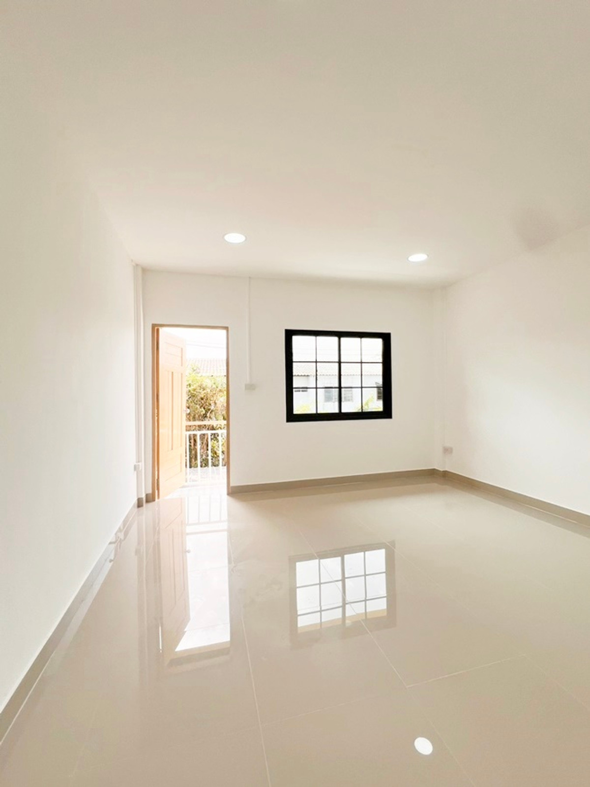 ขายทาวน์โฮมมีนบุรี-ร่มเกล้า : ขายทาวน์เฮ้าส์ 3 ชั้น ซอยมิสทีน  มบ.ศิรินเทพ 9 ถนนเมน มี 4 ห้องนอน 3 ห้องน้ำ 1 ห้องครัว ที่จอดรถ 1 คัน รีโนเวท 2,500,000 บาท สนใจติดต่อ 085-550-1599