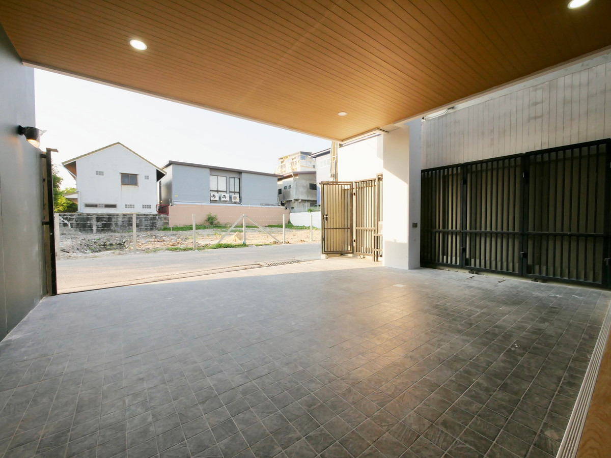 For SaleOnnut, Udomsuk : 2-storey semi-detached house for sale, newly built, 30 square meters, Soi Chaloem Phra Kiat 6, just 600 meters into the alley, 3 bedrooms, 3 bathrooms, completely newly built.