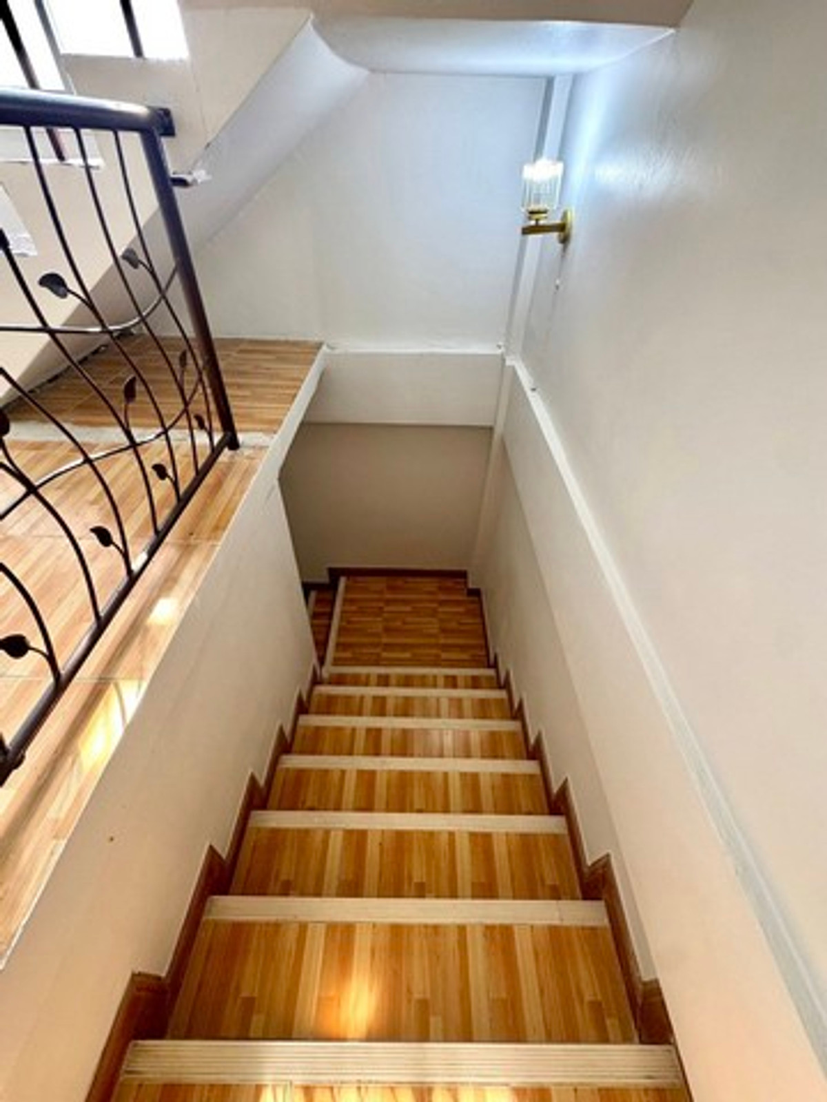 ให้เช่าอาคารพาณิชย์รัชดา ห้วยขวาง : HR3298ให้เช่าตึกแถวรีโนเวทใหม่ทั้งหลัง ทำเลทองใกล้สี่แยกเหม่งจ๋าย สวย ครบ พร้อมเข้าอยู่ ติดริมถนนใหญ่ เหมาะทั้งทำธุรกิจ คลินิก ออฟฟิศ หรืออยู่อาศัย