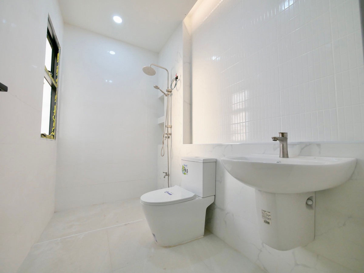 For SaleOnnut, Udomsuk : 2-storey semi-detached house for sale, newly built, 30 square meters, Soi Chaloem Phra Kiat 6, just 600 meters into the alley, 3 bedrooms, 3 bathrooms, completely newly built.