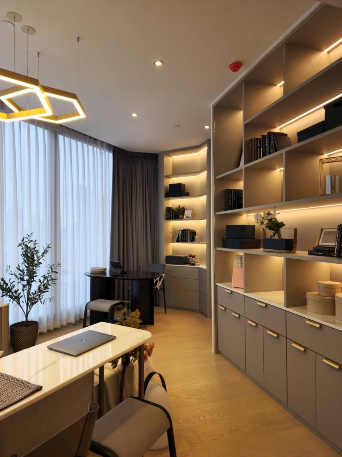 ให้เช่าคอนโดพระราม 9 เพชรบุรีตัดใหม่ RCA : ให้เช่า Ashton Asoke - Rama 9 ห้องสวยสภาพนางฟ้า! เฟอร์นิเจอร์ครบจบที่เดียว 2 นอน 66 ตรม. พร้อมเข้าอยู่