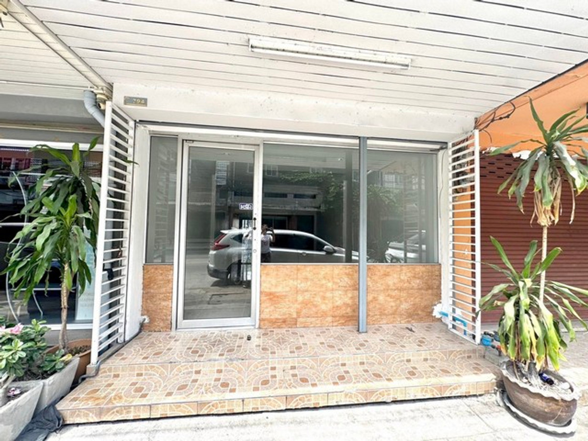 ให้เช่าอาคารพาณิชย์รัชดา ห้วยขวาง : HR3298ให้เช่าตึกแถวรีโนเวทใหม่ทั้งหลัง ทำเลทองใกล้สี่แยกเหม่งจ๋าย สวย ครบ พร้อมเข้าอยู่ ติดริมถนนใหญ่ เหมาะทั้งทำธุรกิจ คลินิก ออฟฟิศ หรืออยู่อาศัย