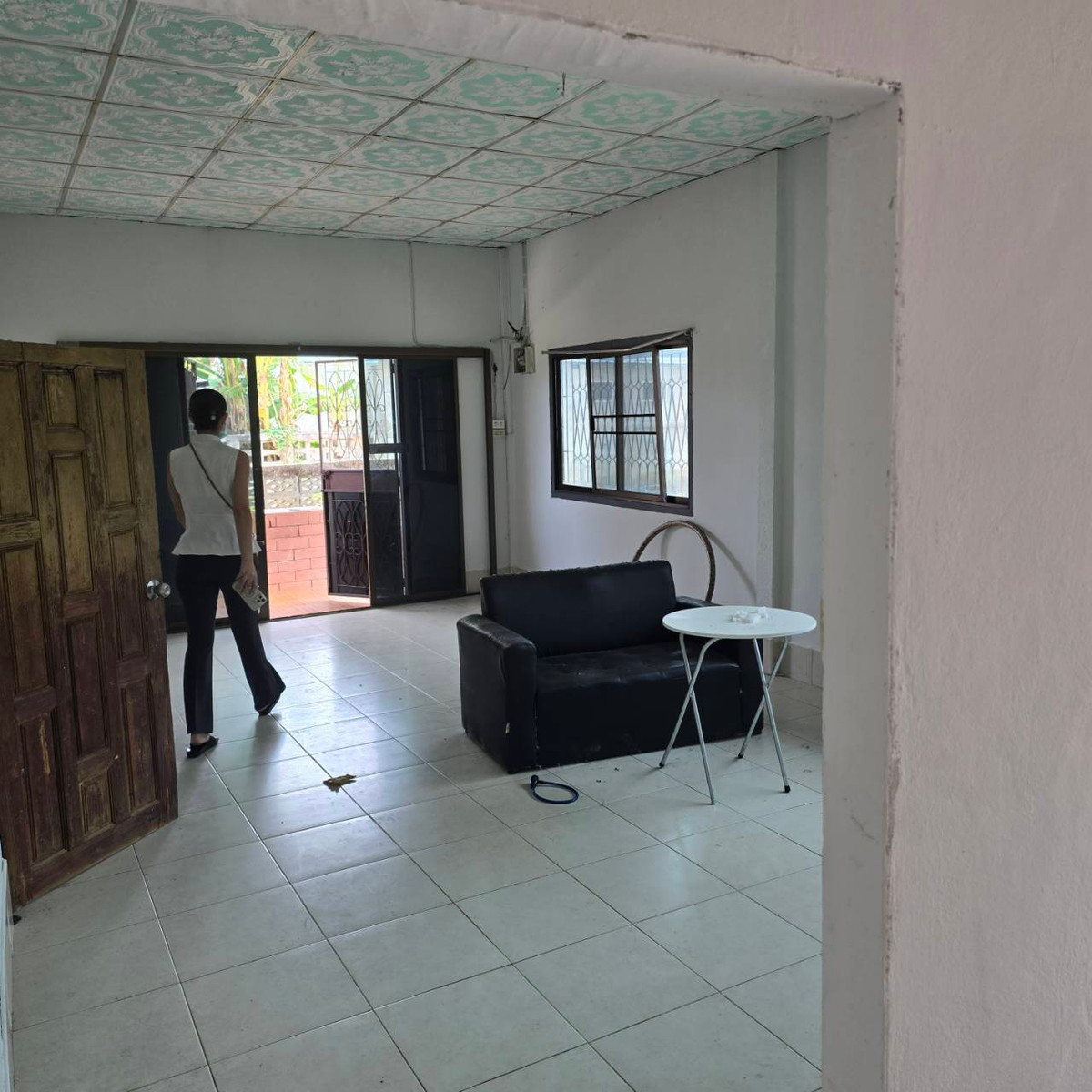 For RentHouseChiang Rai : For rent, one-story house, nice to live in, cheap price, good location, behind Ban Du Market, Chiang Rai.