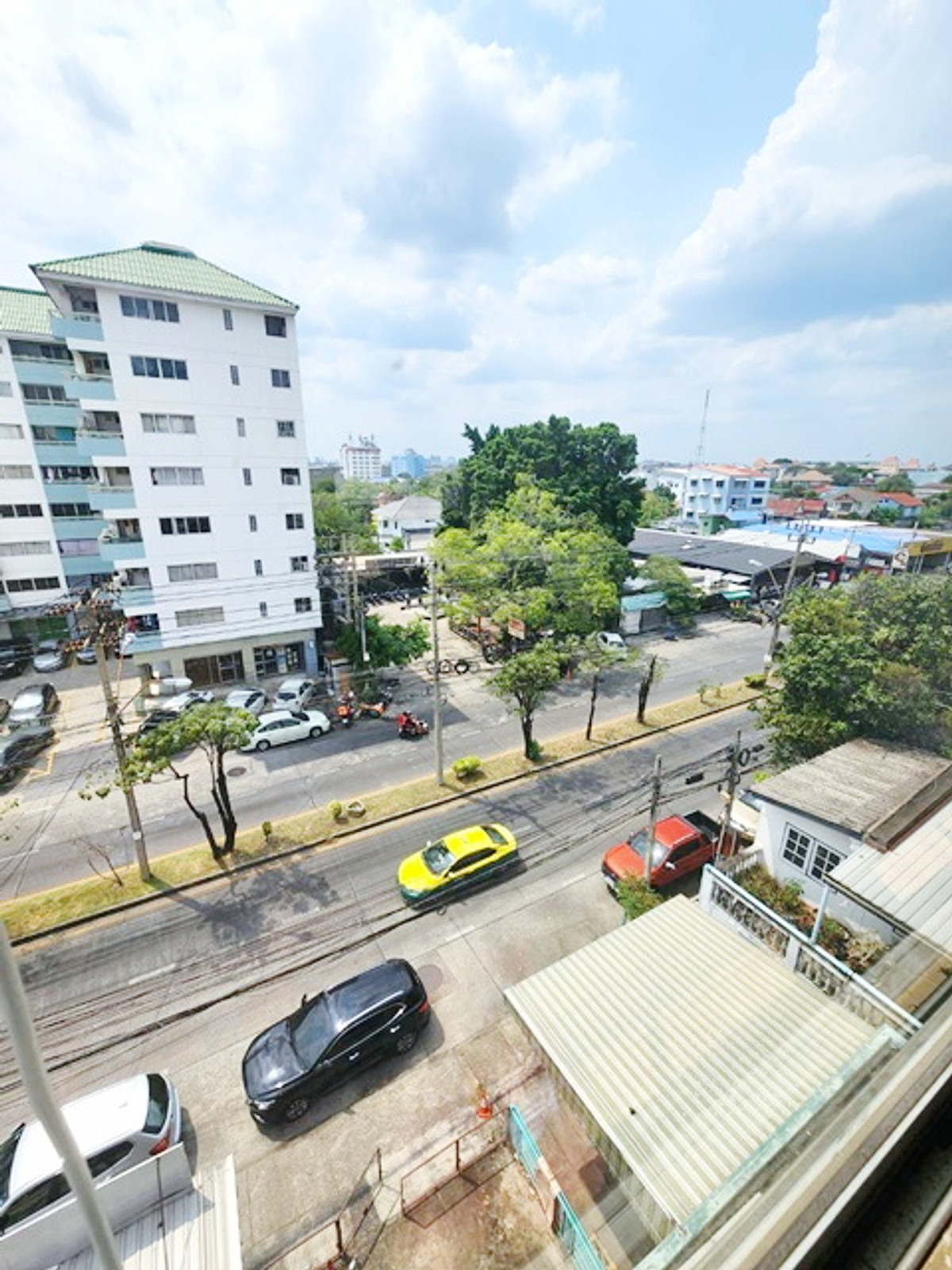 For RentShop HouseYothinpattana,CDC : The Mall Bangkapi 800m.MRT Lam Sali 900 m. Ladprao Road 117-121 Commercial building 3.5Storeys for r