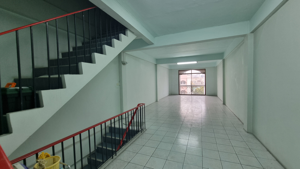 ขายอาคารพาณิชย์สาทร นราธิวาส : ขายด่วน ตึกแถว 4 ชั้น ทำเลสาทร – ถนนจันทน์ สะพาน 2 อาคารสภาพดี พร้อมเข้าอยู่ หรือทำธุรกิจได้ทันที
