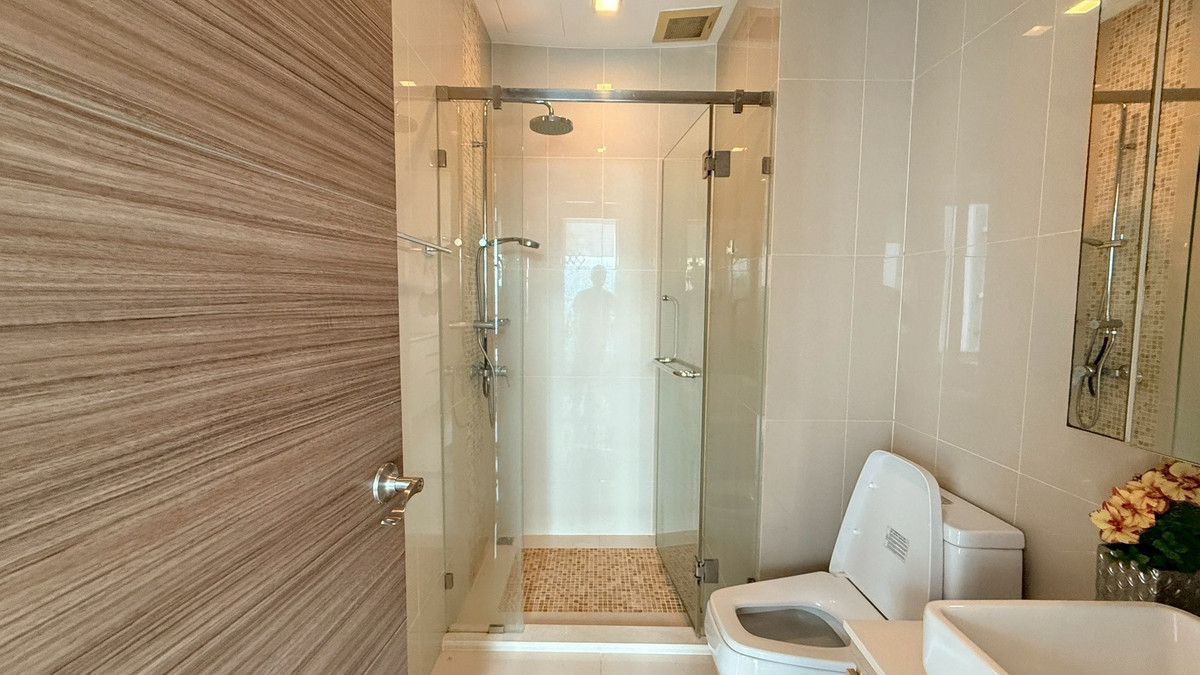 For SaleCondoRama9, Petchburi, RCA : Selling at a loss! Beautiful 1-bedroom condo, fully furnished, near the BTS Skytrain, ready to move in immediately.
