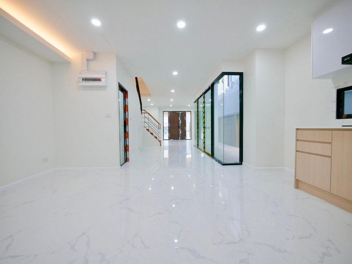 For SaleOnnut, Udomsuk : 2-storey semi-detached house for sale, newly built, 30 square meters, Soi Chaloem Phra Kiat 6, just 600 meters into the alley, 3 bedrooms, 3 bathrooms, completely newly built.