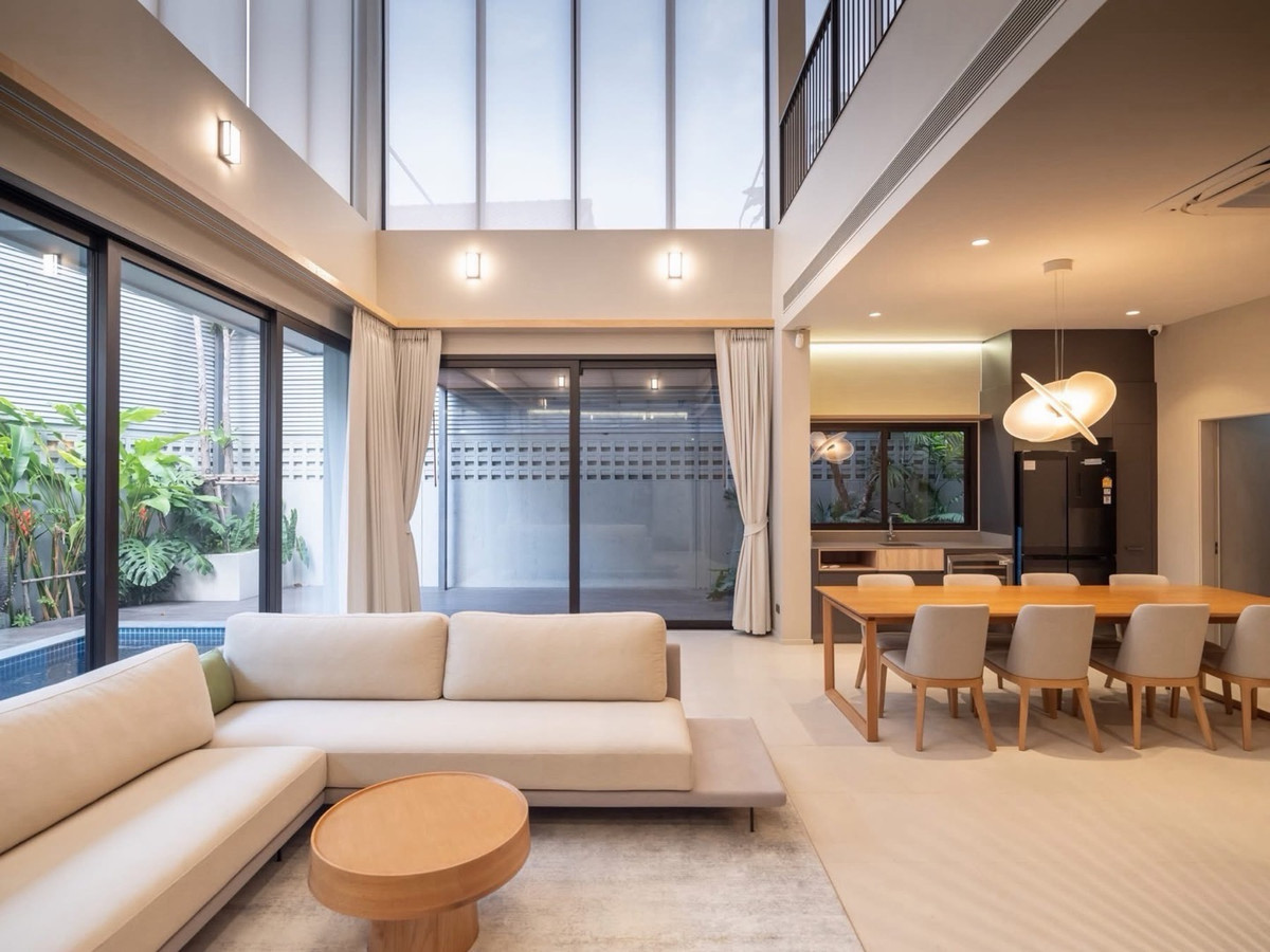 บ้านสะพานควาย จตุจักร : ขายบ้านเดี่ยวหรู 4 ชั้น พร้อมสระว่ายน้ำและลิฟต์ส่วนตัว โครงการ บ้าน บ้าน วิภาวดี 20 ใกล้ BTS ห้าแยกลาดพร้าว และ MRT ลาดพร้าว